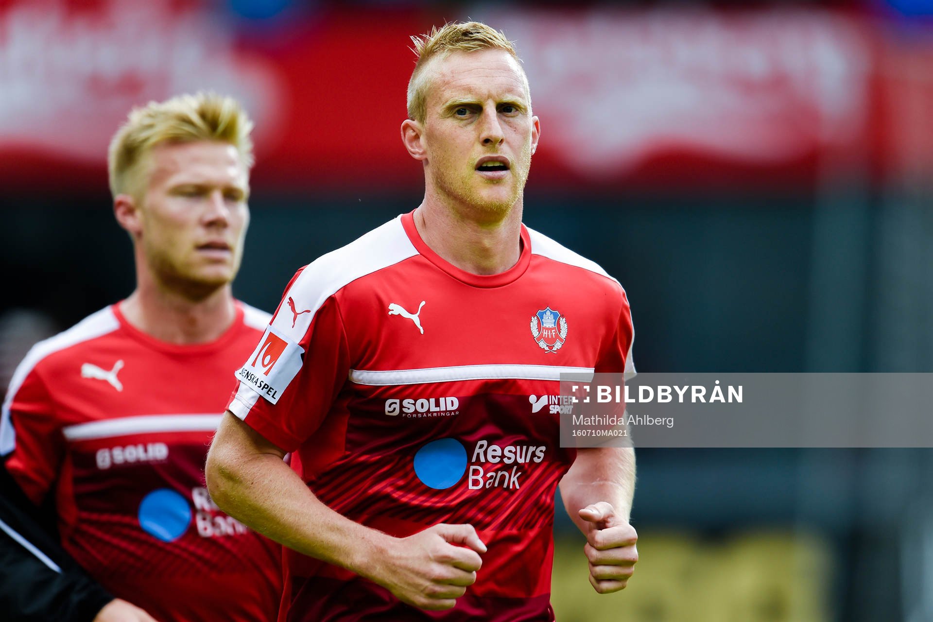 Helsingborgs Peter Larsson värmer upp före