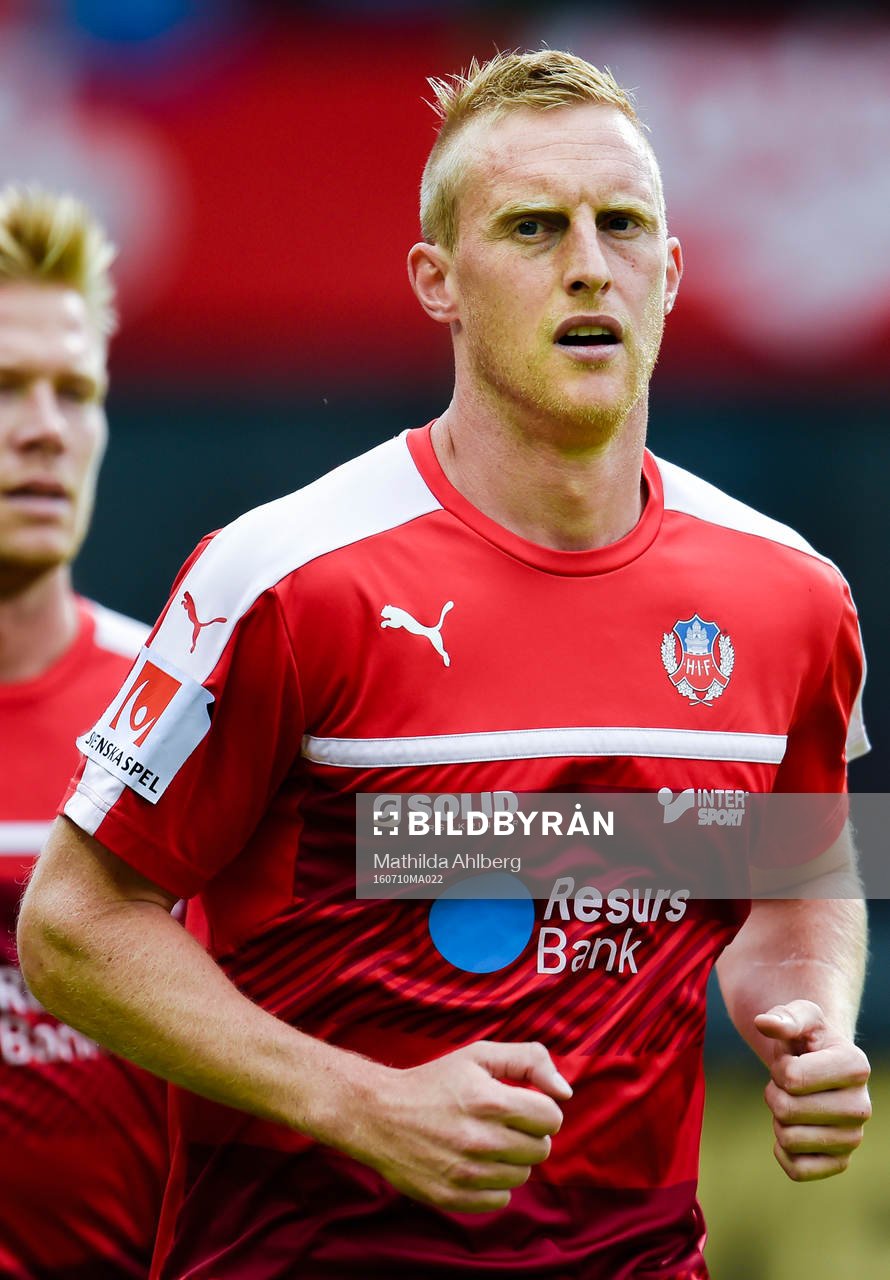 Helsingborgs Peter Larsson värmer upp före