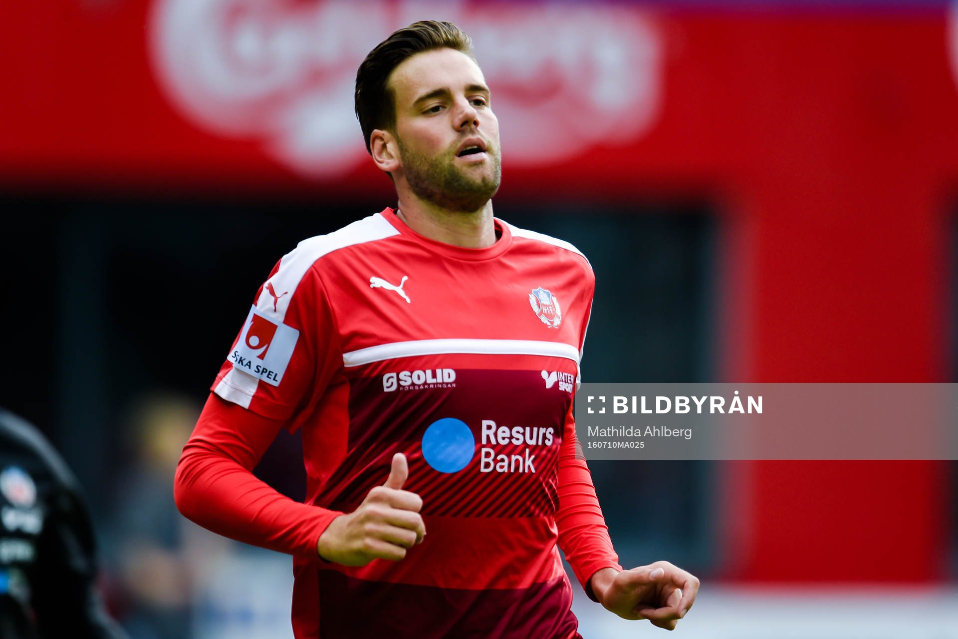 Helsingborgs  Mikael Dahlberg värmer upp före