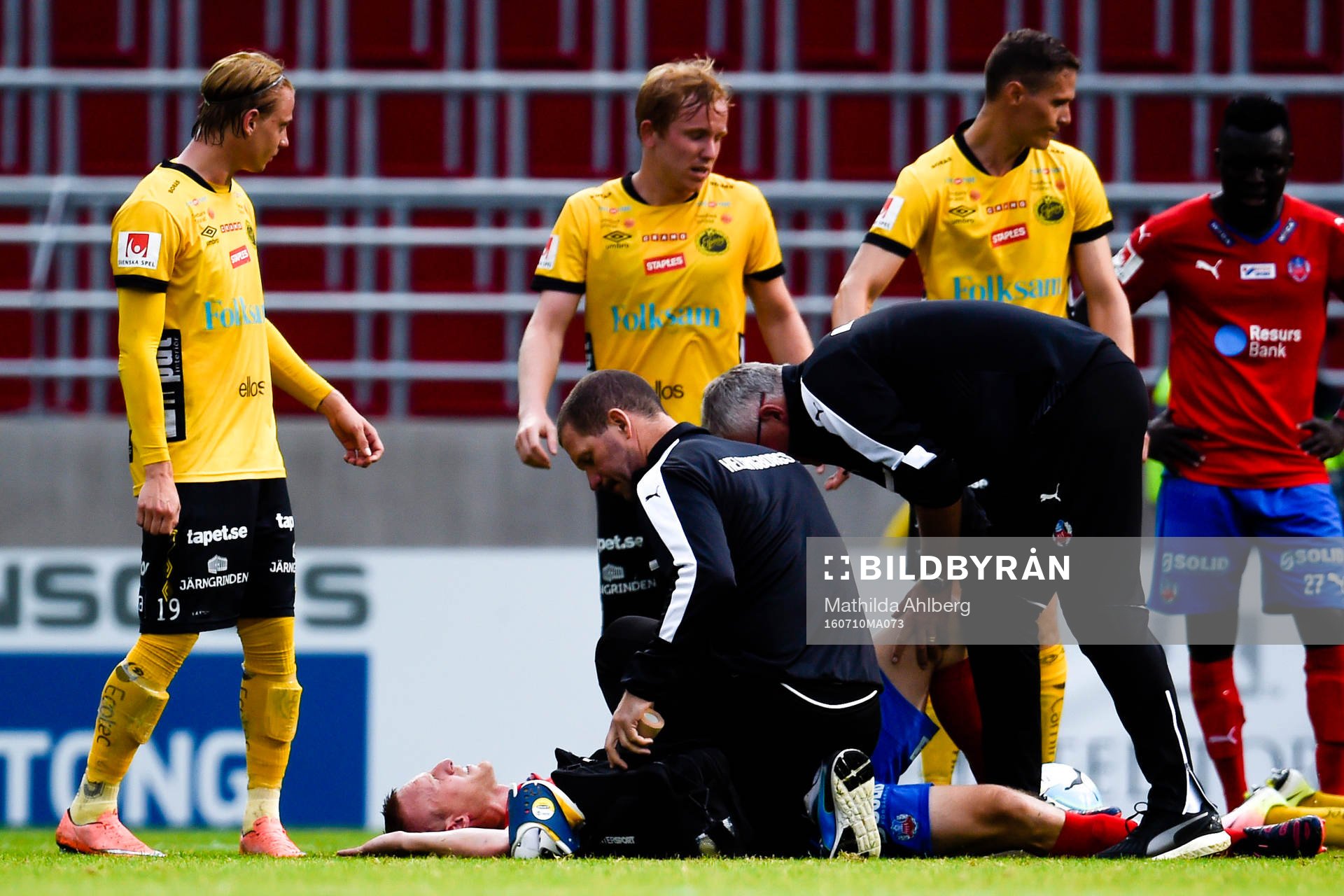 Helsingborgs Peter Larsson har ont under fotbollsmatchen i Allsvenskan mellan Helsingborg och Elfsborg den 10 juli 2016 i Helsingborg.