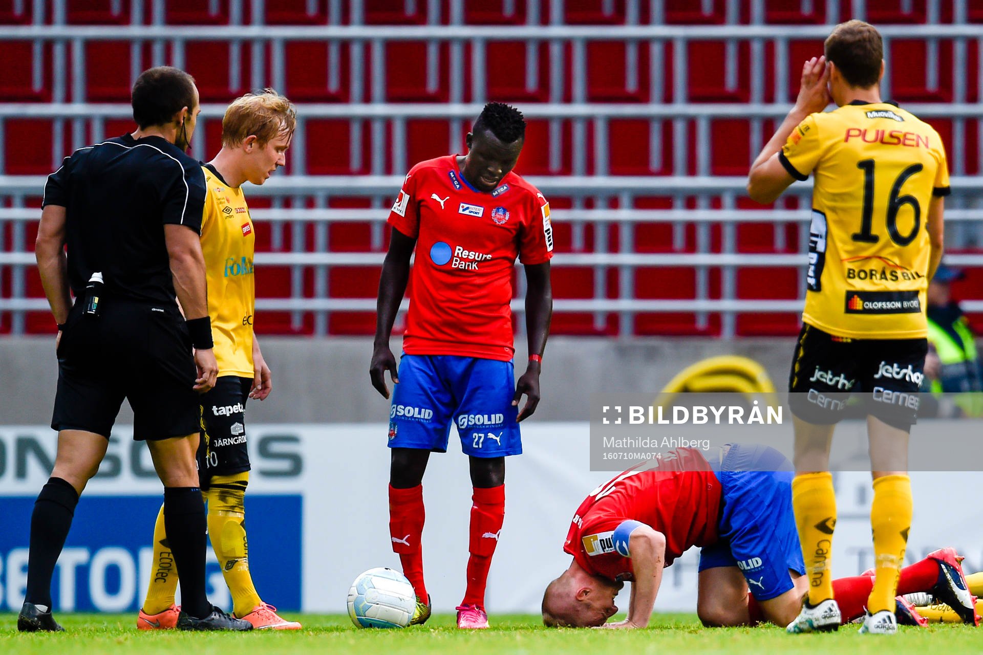 Helsingborgs Peter Larsson har ont under fotbollsmatchen i Allsvenskan mellan Helsingborg och Elfsborg den 10 juli 2016 i Helsingborg.