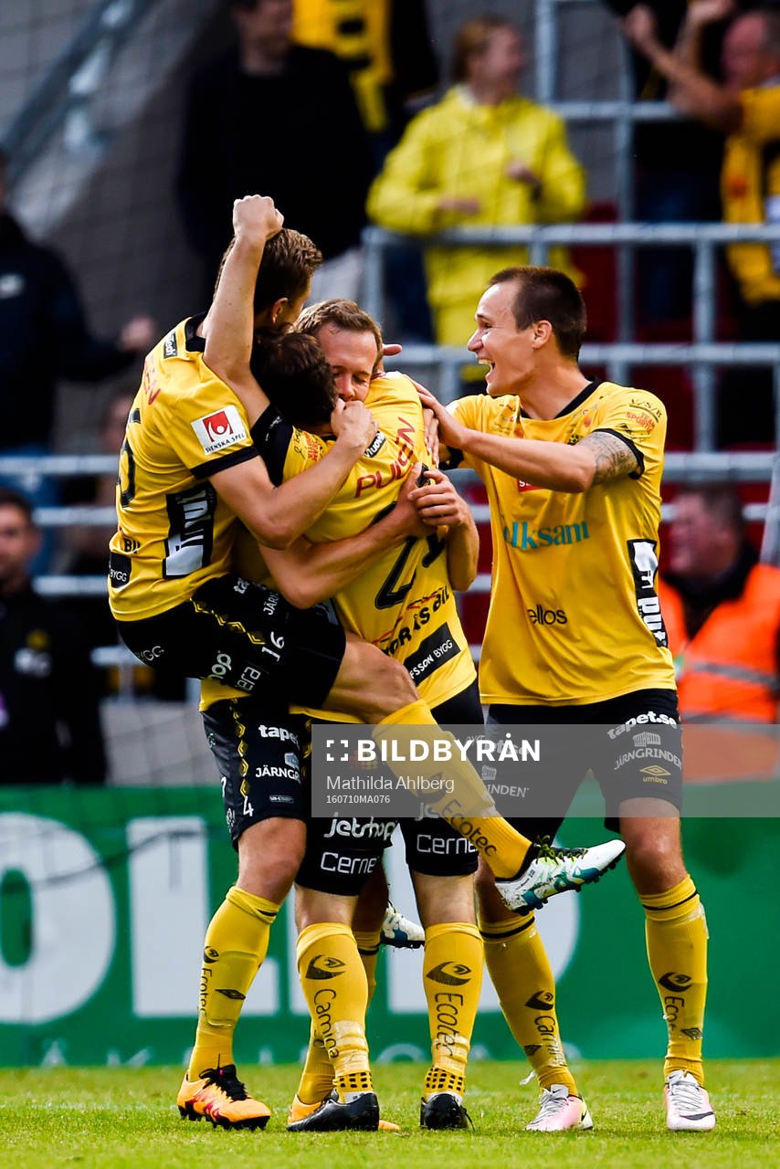 Elfsborgs spelare jublar efter 3-2 av Anders Randrup under fotbollsmatchen i Allsvenskan mellan Helsingborg och Elfsborg den 10 juli 2016 i Helsingborg.