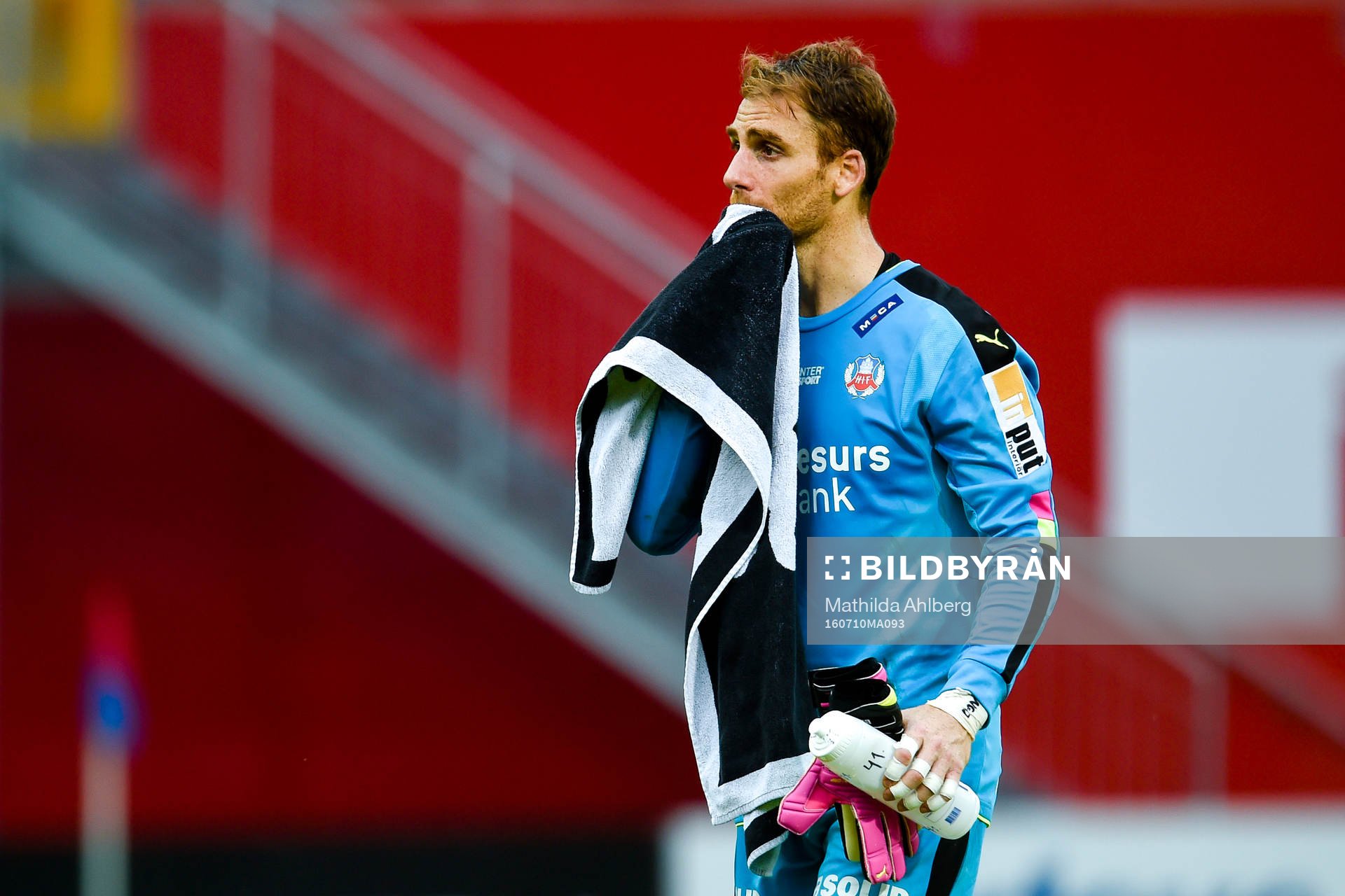 Helsingborgs målvakt Matt Pyzdrowski   deppar