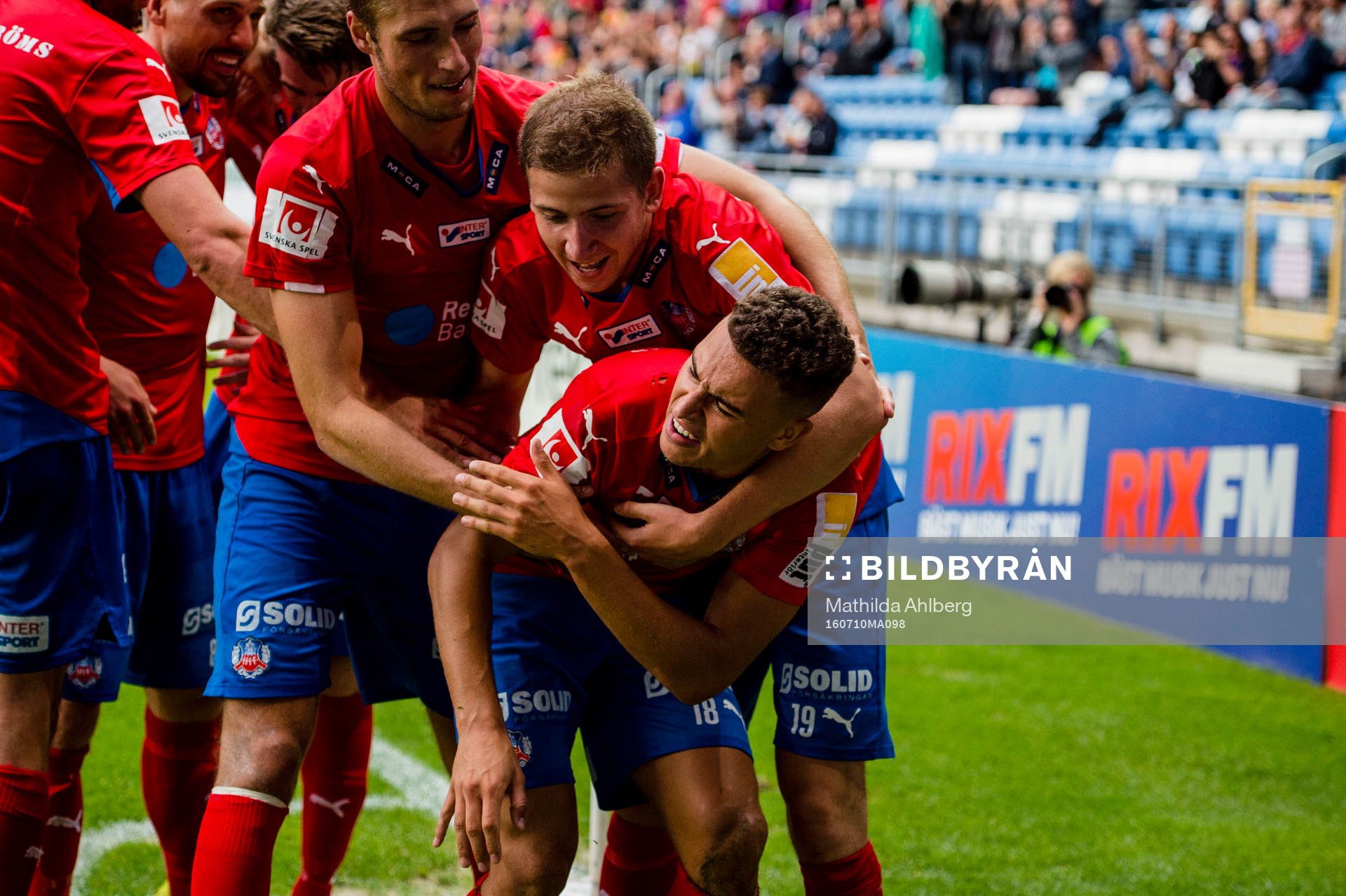 Helsingborgs Jordan Larsson skadar sig under sitt måljubel under fotbollsmatchen i Allsvenskan mellan Helsingborg och Elfsborg den 10 juli 2016 i Helsingborg.