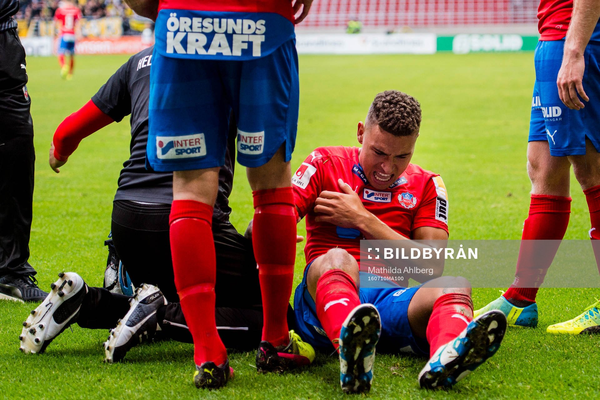 Helsingborgs Jordan Larsson får behandling efter att ha skadat sig under sitt måljubel under fotbollsmatchen i Allsvenskan mellan Helsingborg och Elfsborg den 10 juli 2016 i Helsingborg.