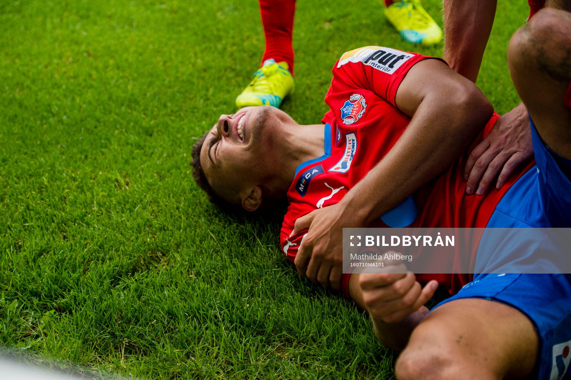 Helsingborgs Jordan Larsson skadar sig under sitt måljubel under fotbollsmatchen i Allsvenskan mellan Helsingborg och Elfsborg den 10 juli 2016 i Helsingborg.