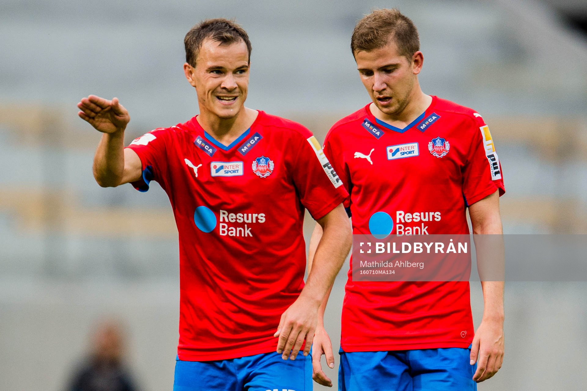 Helsingborgs Anton Wede och Darijan Bojanic diskuterar