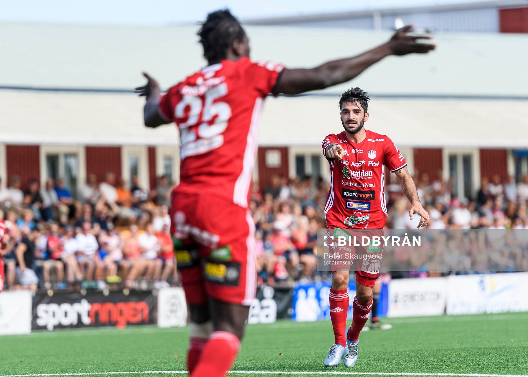 s Arish Nouri pekar på Tetteh Komey