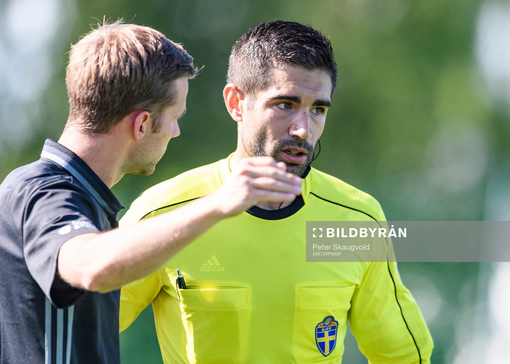 Piteå:s tränare Johan Norberg diskuterar ett domslut med Domare Ozon Camlibel under fotbollsmatchen i division 1 norra mellan Piteå och Carlstad den 10 juli 2016 i Piteå.