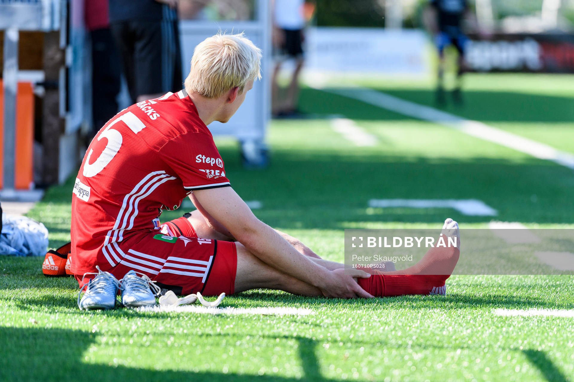 Piteå:s Kristoffer Thydell sträcker ut efter att ha blivit utbytt under fotbollsmatchen i division 1 norra mellan Piteå och Carlstad den 10 juli 2016 i Piteå.