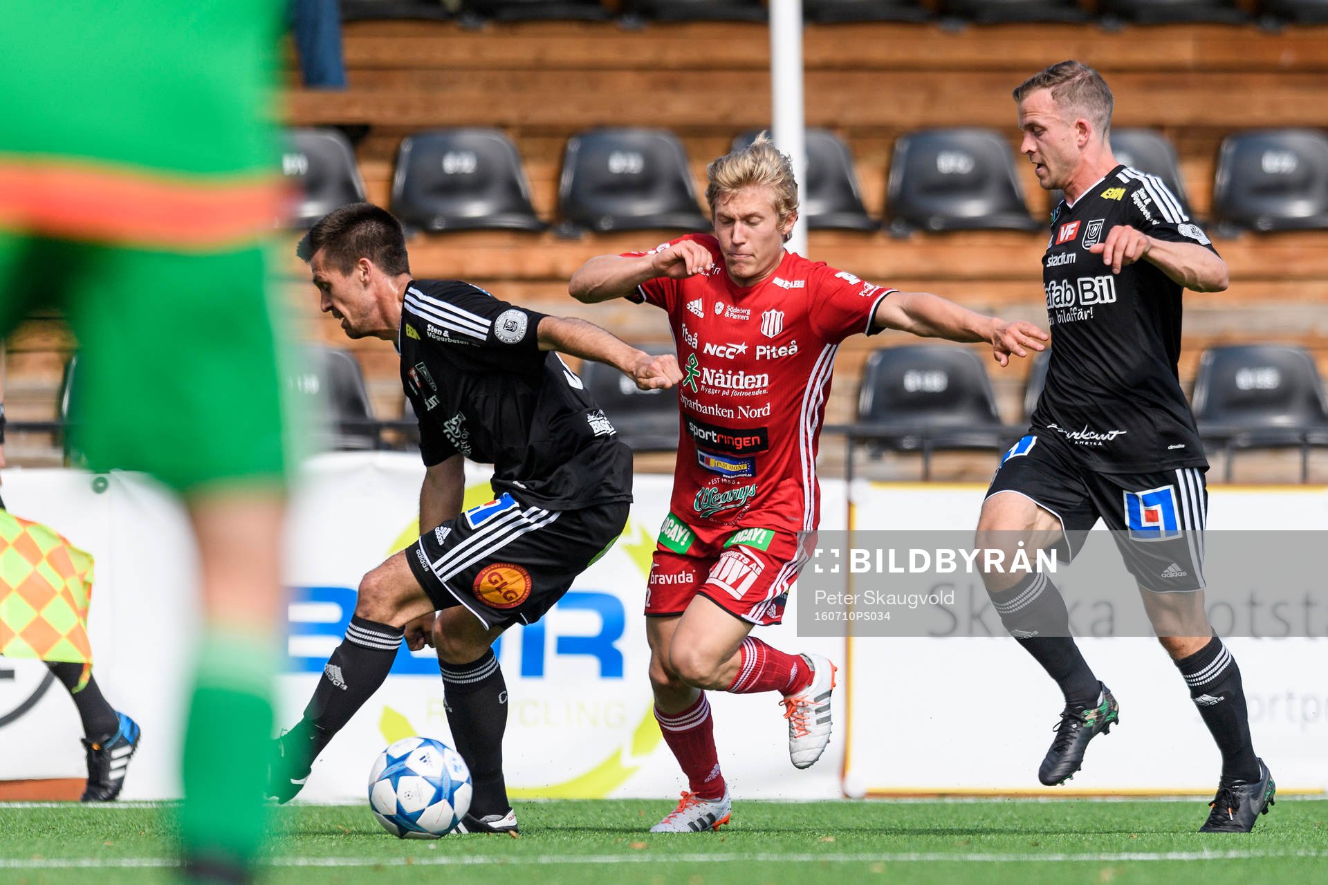 s Gustav Rönnbäck-Wallin försöker gå förbi 2st