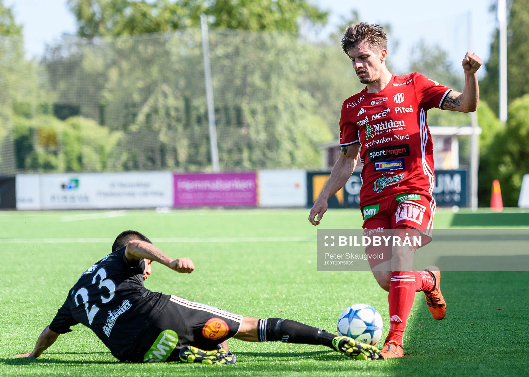 s Marcelo Oyarzo Paine tacklar Piteå:s James Burgin