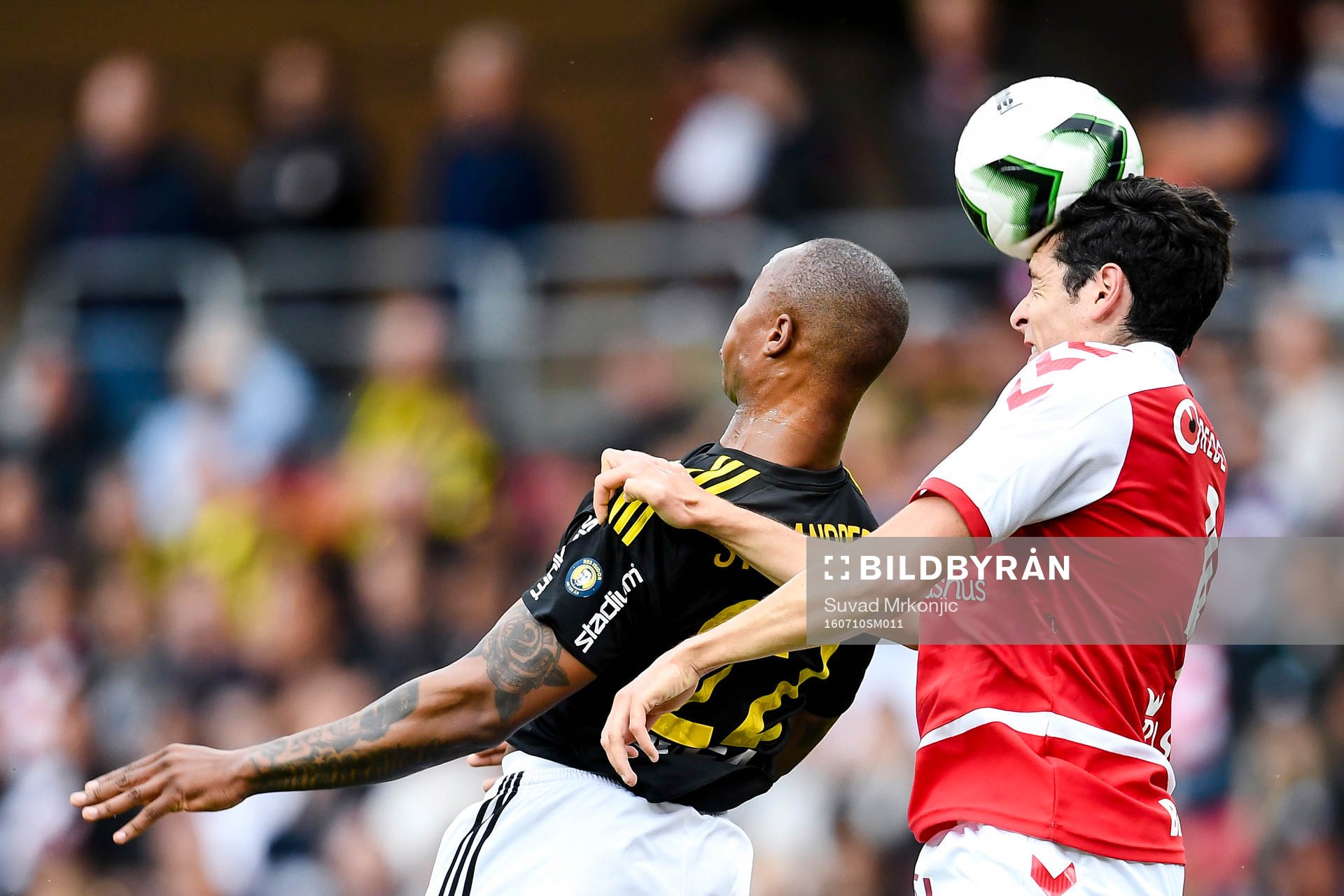 AIK:s Carlos Strandberg och Kalmars Marko Biskupovic  under fotbollsmatchen i Allsvenskan mellan Kalmar och AIK den 10 juli 2016 i Kalmar.