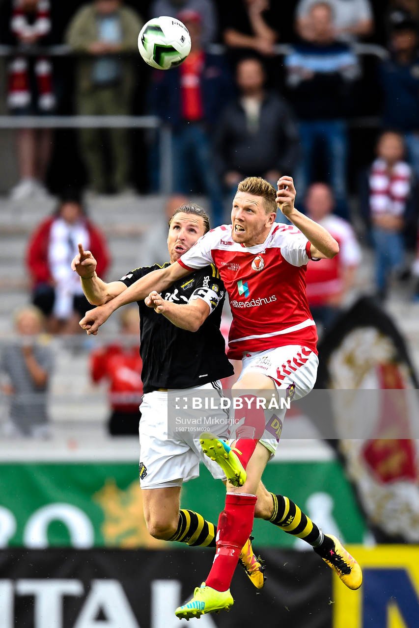  AIK:s Nils-Eric Johansson och Kalmars David Elm  under fotbollsmatchen i Allsvenskan mellan Kalmar och AIK den 10 juli 2016 i Kalmar.