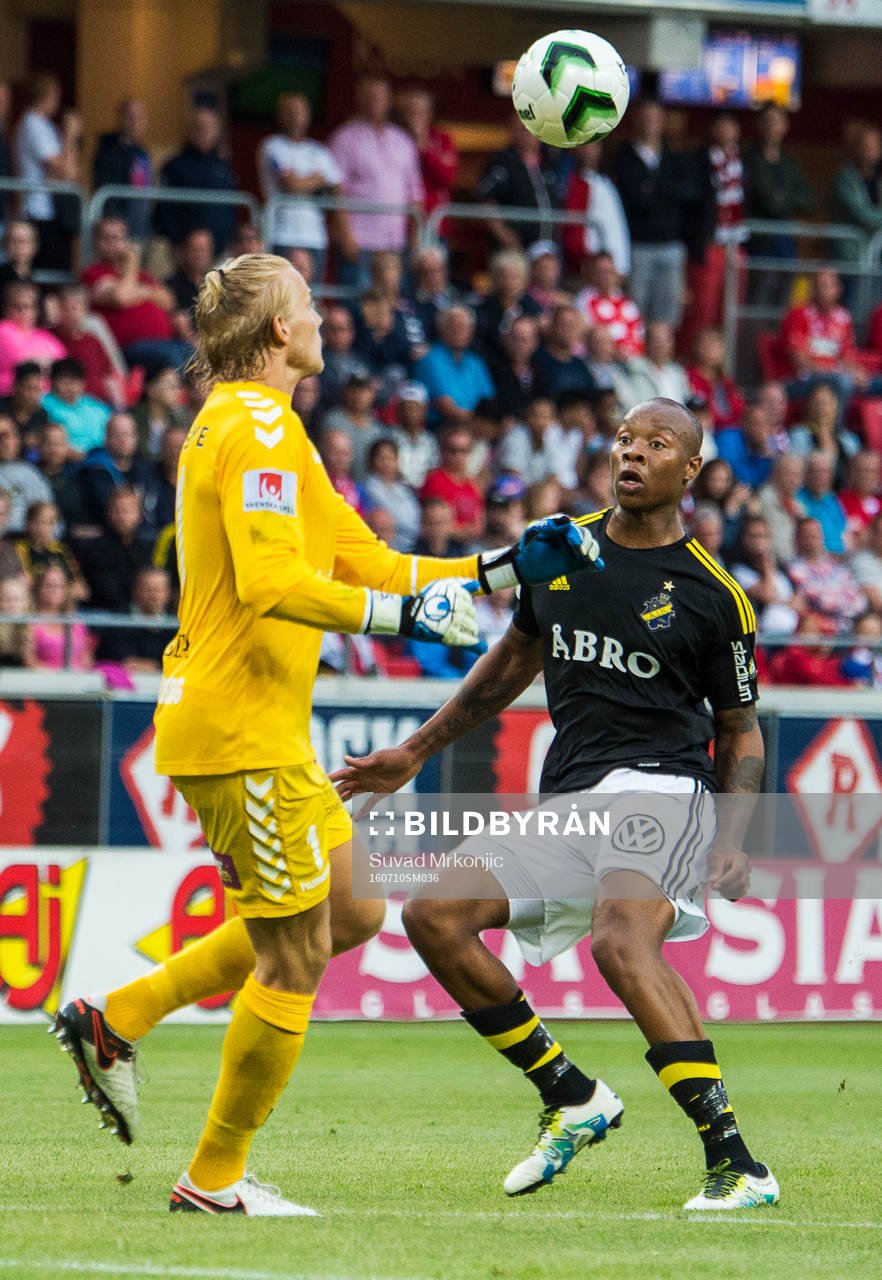 s Carlos Strandberg och Kalmars målvakt Ole Söderberg