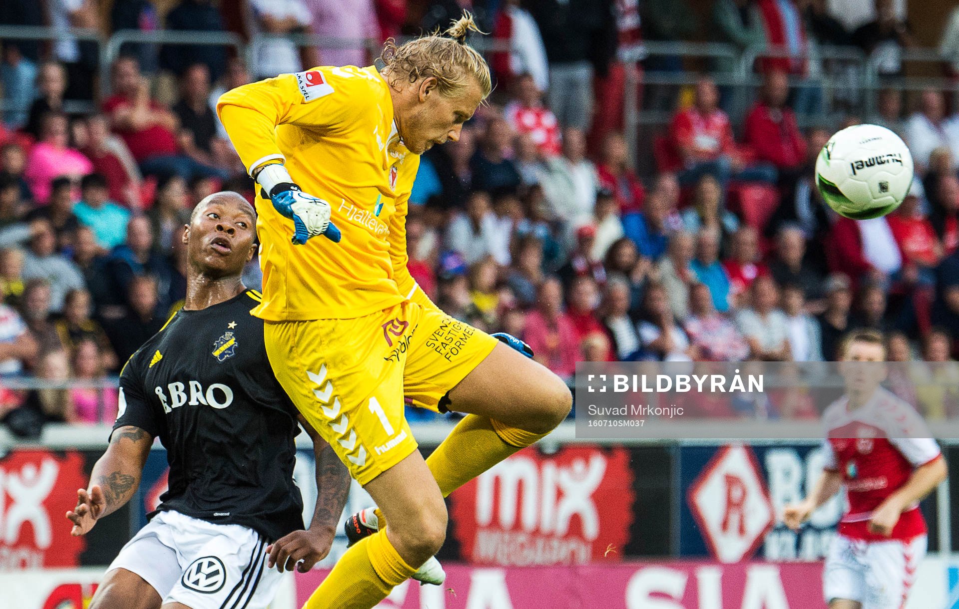 s Carlos Strandberg och Kalmars målvakt Ole Söderberg
