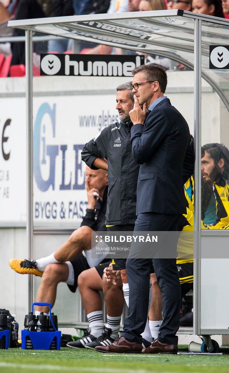 AIK:s tränare Rikard Norling och assisterande tränare Nebojsa Novakovic under fotbollsmatchen i Allsvenskan mellan Kalmar och AIK den 10 juli 2016 i Kalmar.
