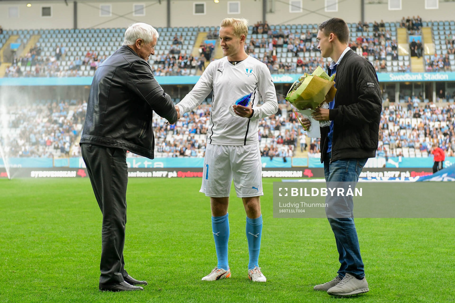 Malmö FFs Franz Brorsson tar emot priset för årets