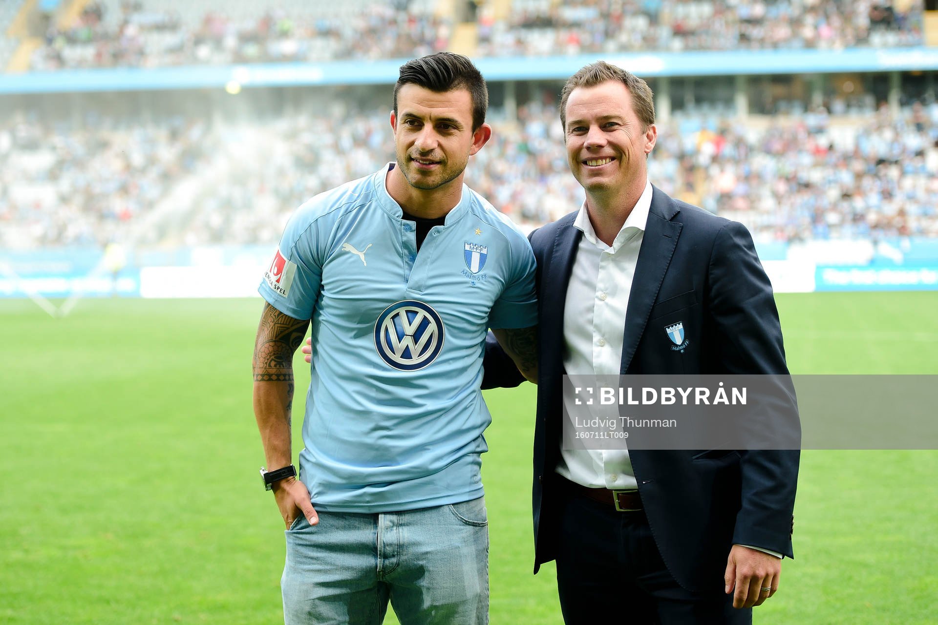 Malmö FFs nyförvärv Behrang Safari hälsas välkommen av