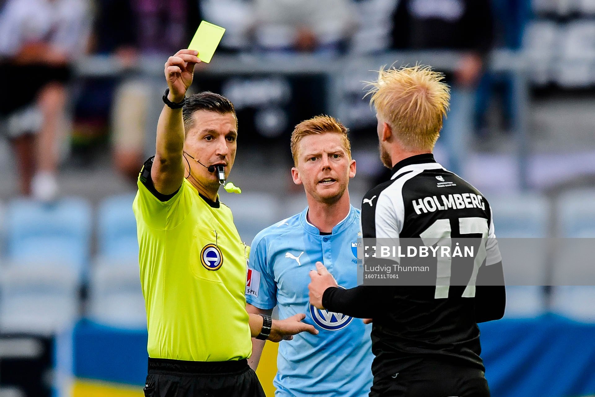 Örebros Karl Holmberg får en varning