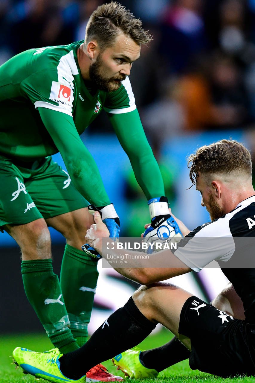 Örebros målvakt Oscar Jansson och Michael Almebäck deppar
