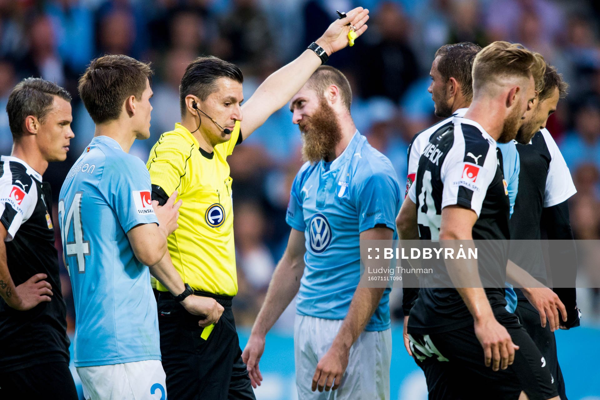Domare Bojan Pandzic i diskussion med Malmö FFs Jo Inge