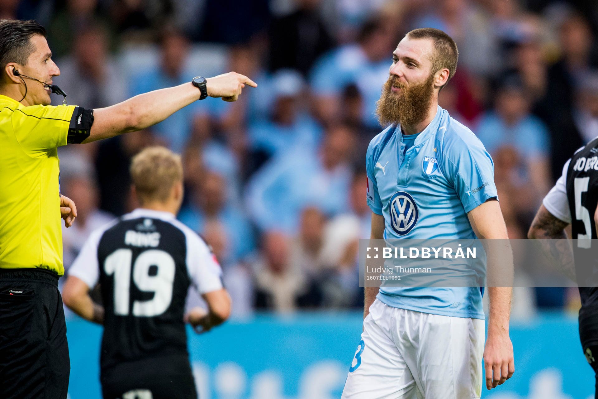 Domare Bojan Pandzic i diskussion med Malmö FFs Jo Inge