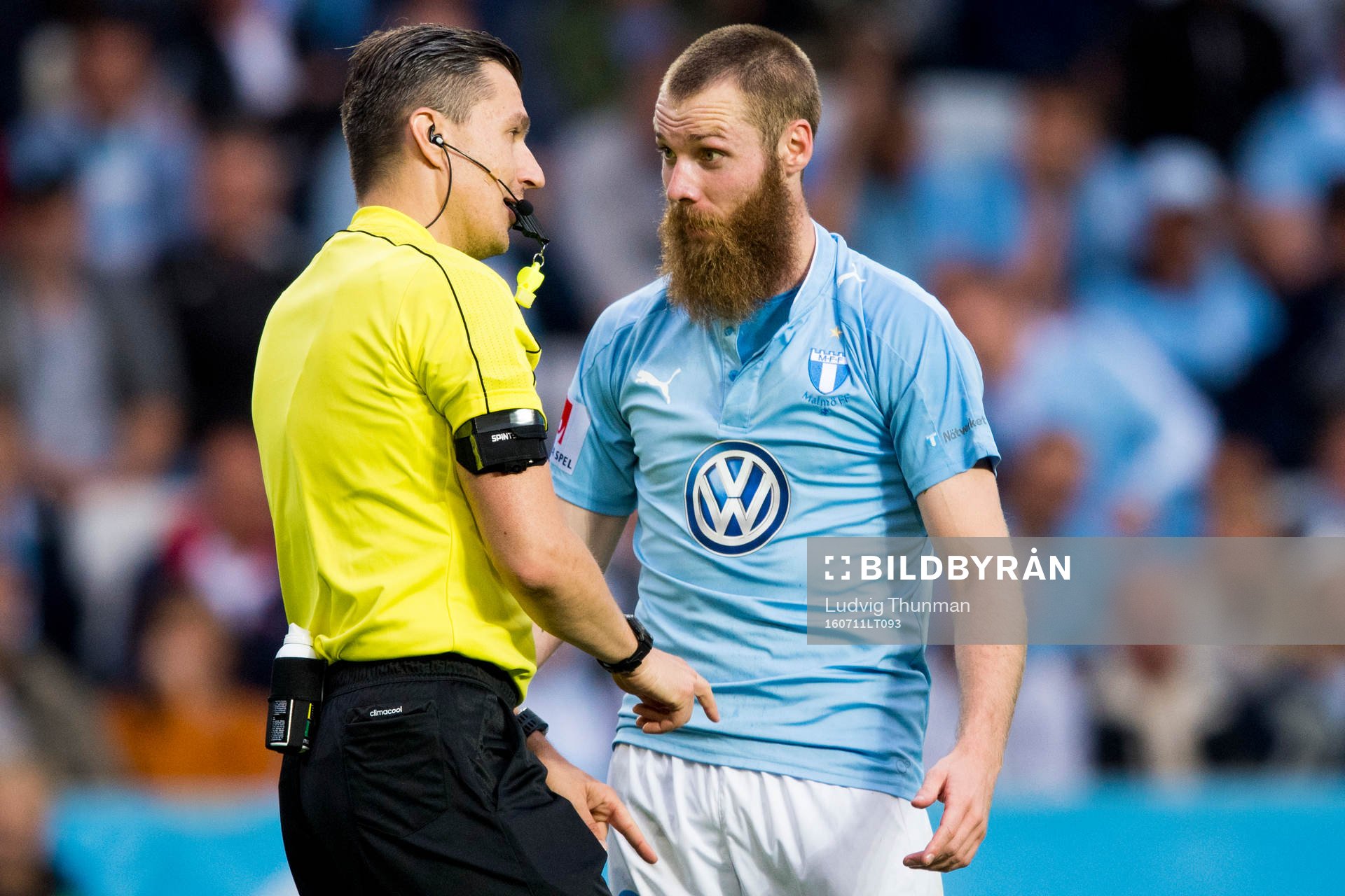 Domare Bojan Pandzic i diskussion med Malmö FFs Jo Inge
