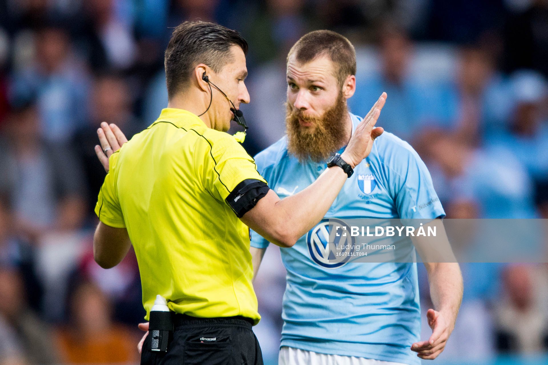 Domare Bojan Pandzic i diskussion med Malmö FFs Jo Inge