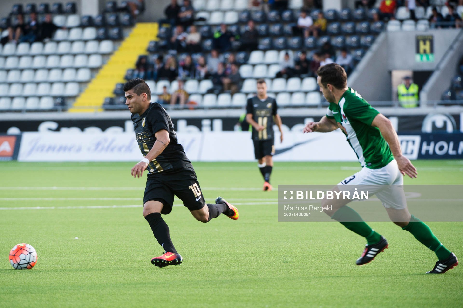 Häckens Paulo de Oliveira driver bollen framåt och Cork