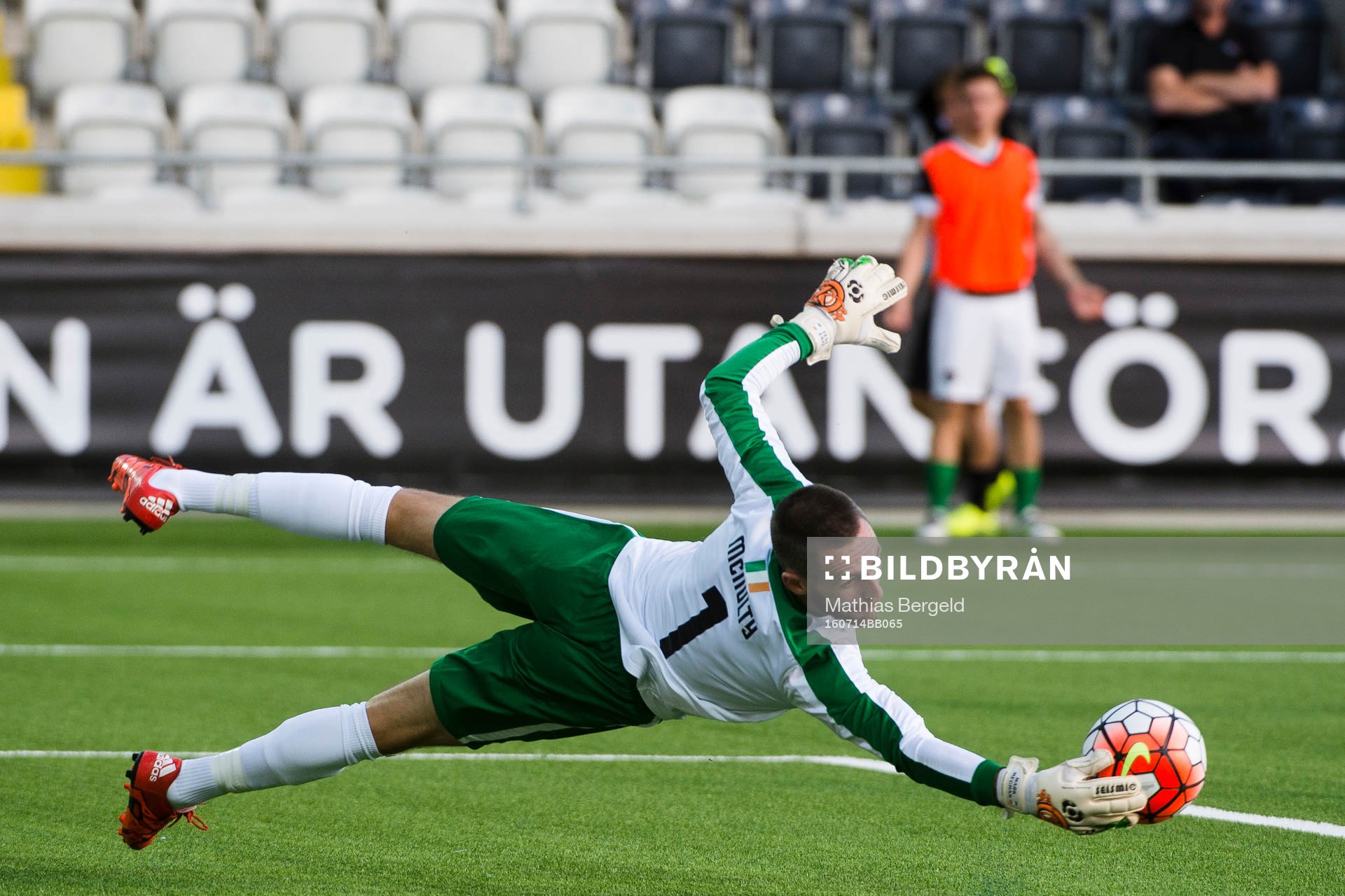 Cork Citys målvakt Mark Mcnulty med en räddning