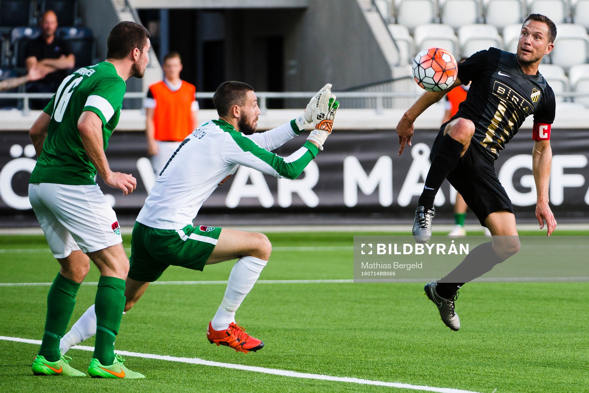 Cork Citys Gearoid Morrissey ser målvakt Mark Mcnulty