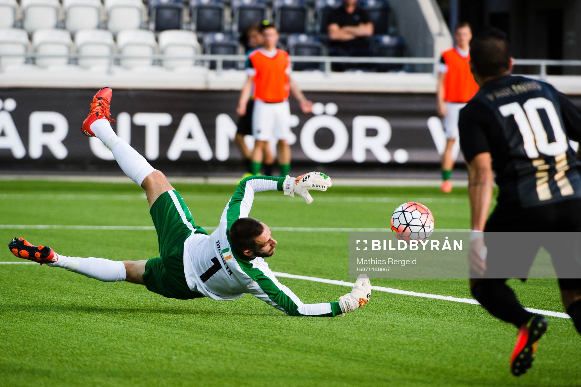 Häckens Paulo de Oliveira ser Cork Citys målvakt Mark