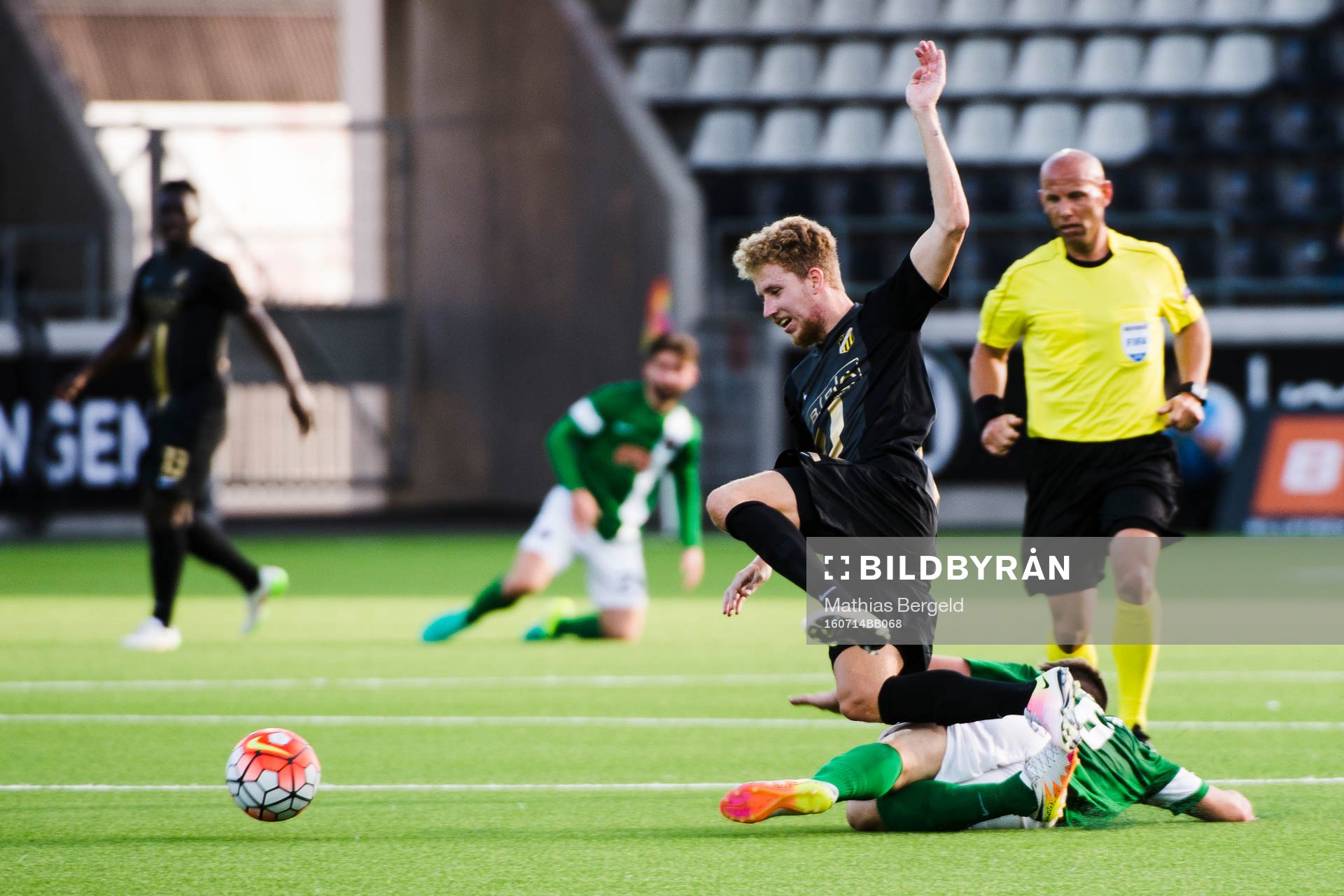 Cork Citys Greg Bolger tacklar Häckens Samuel Gustafson