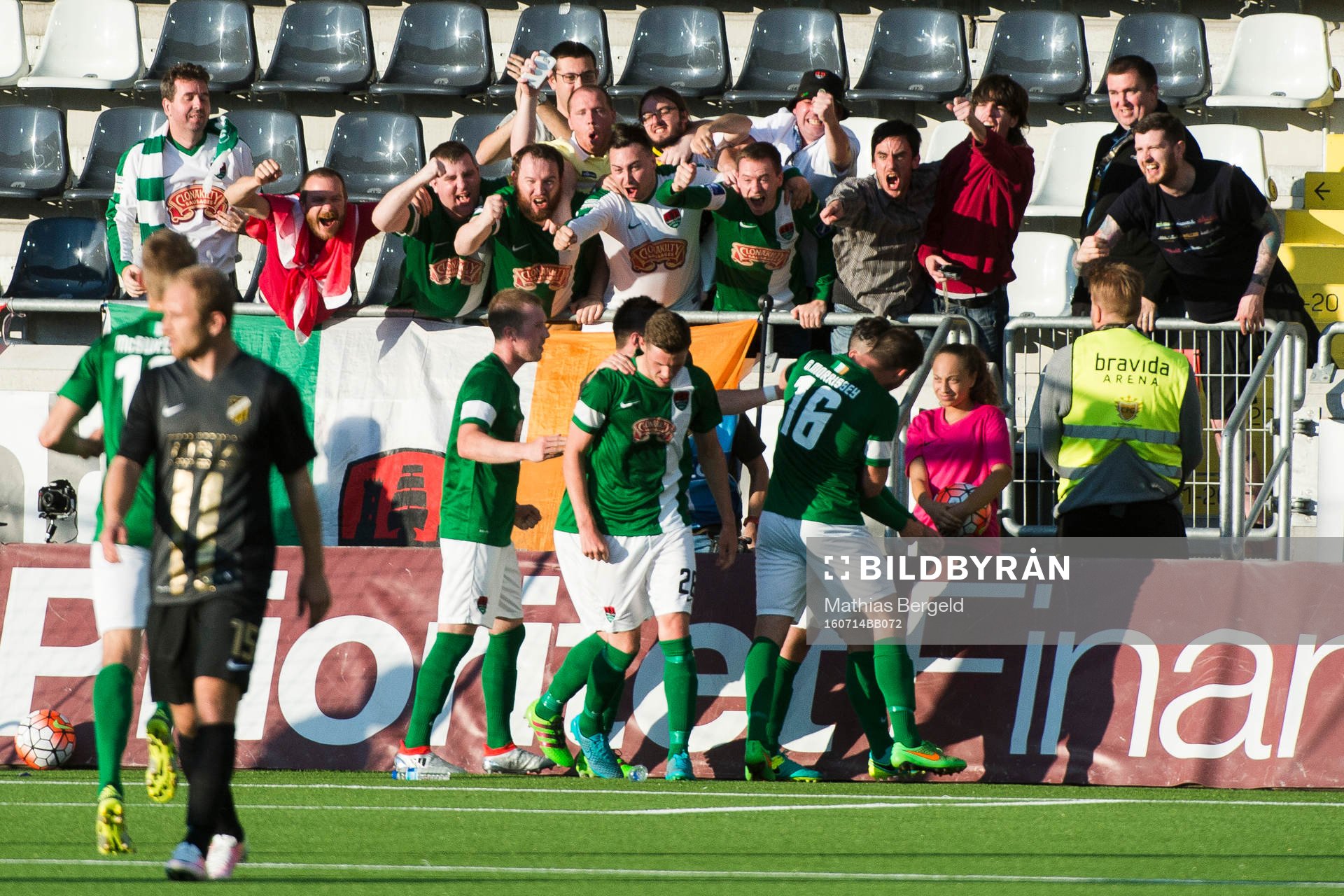 Cork Citys Sean Maguire jublar med medspelare och fans