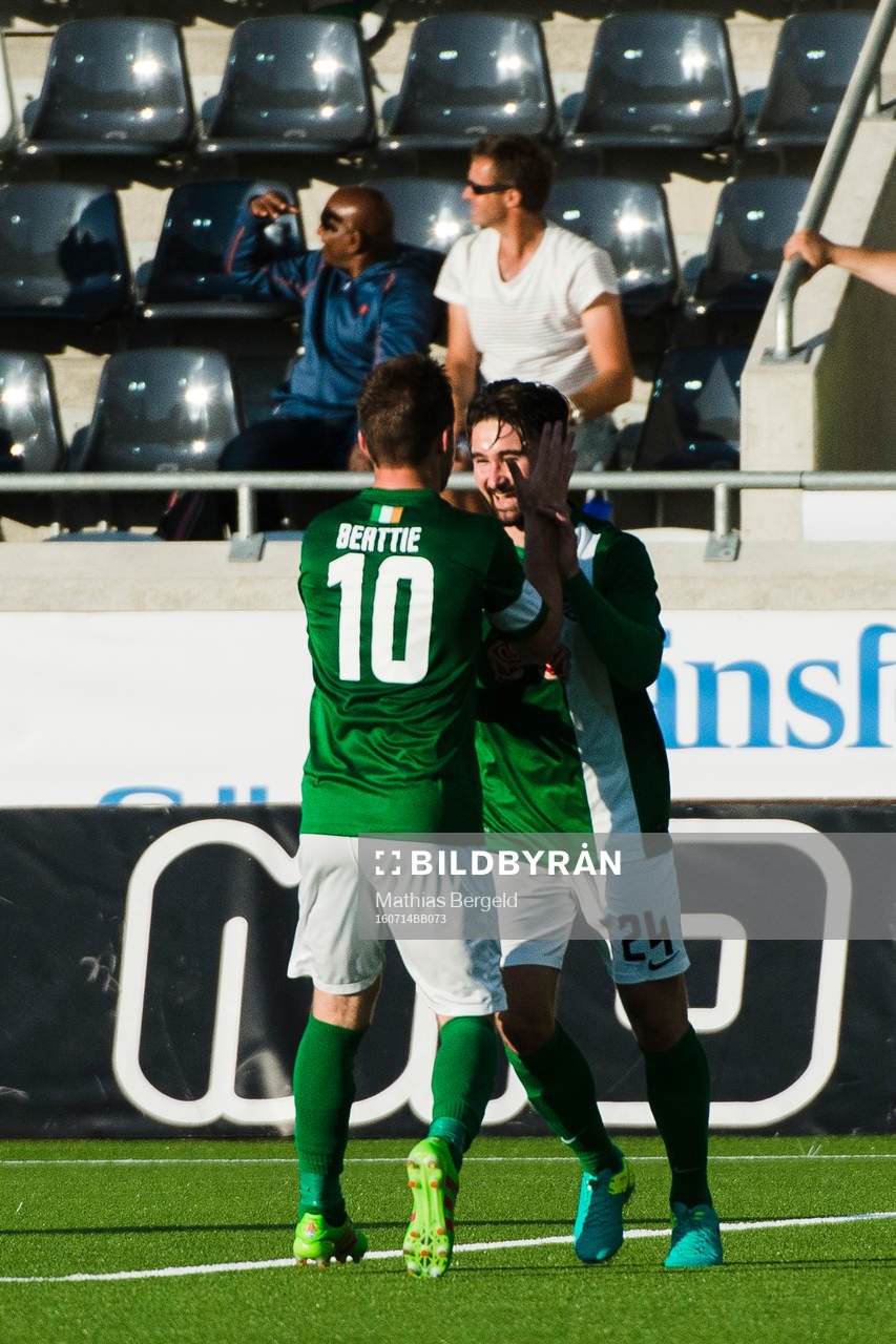 Målskytten till 0-1 Cork Citys Sean Maguire jublar med Steven Beattie under fotbollsmatchen i kvalet till Europa League mellan Häcken och Cork den 14 juli 2016 i Göteborg.