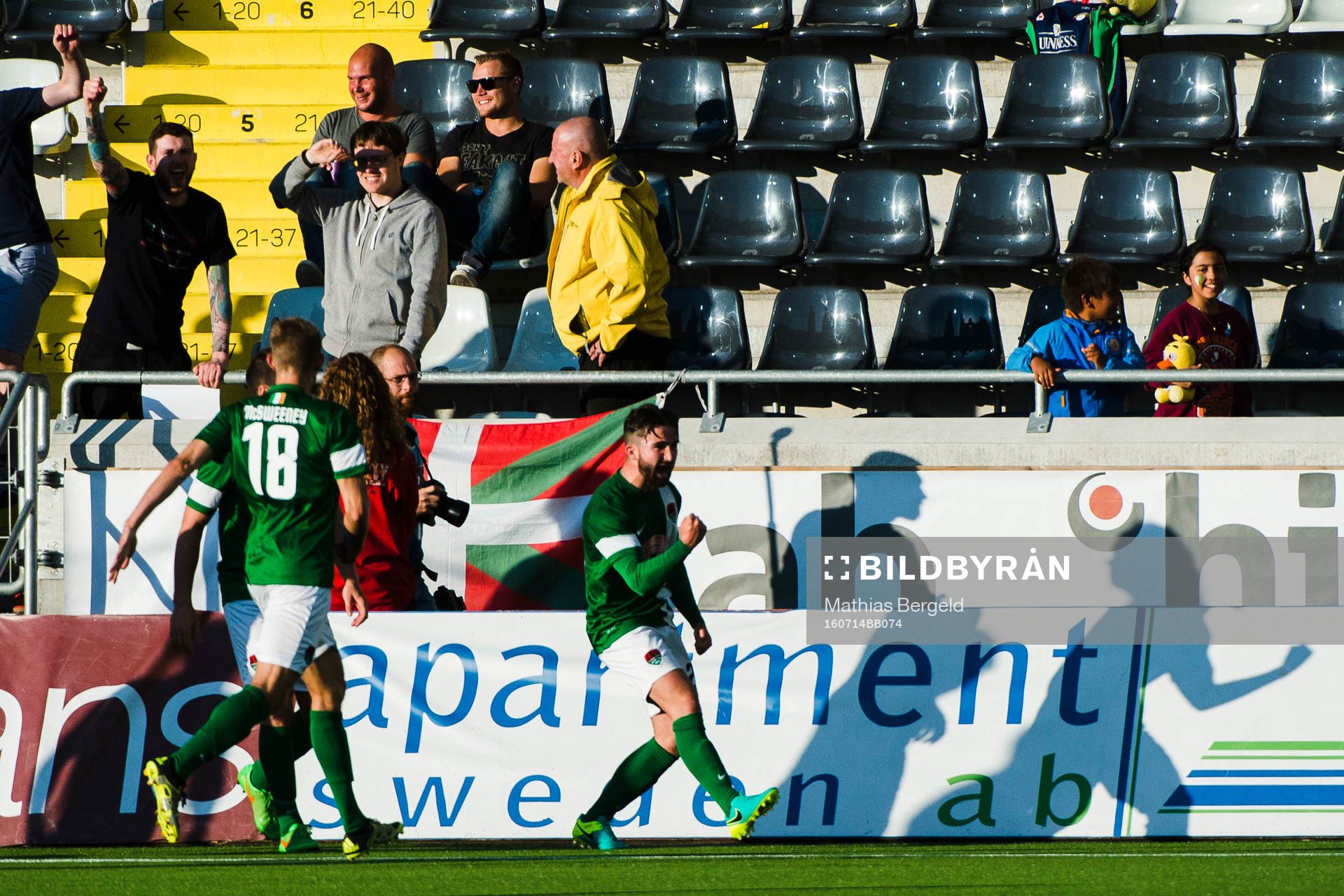 Cork Citys fans jublar med målskytten till 0-1 Sean Maguire