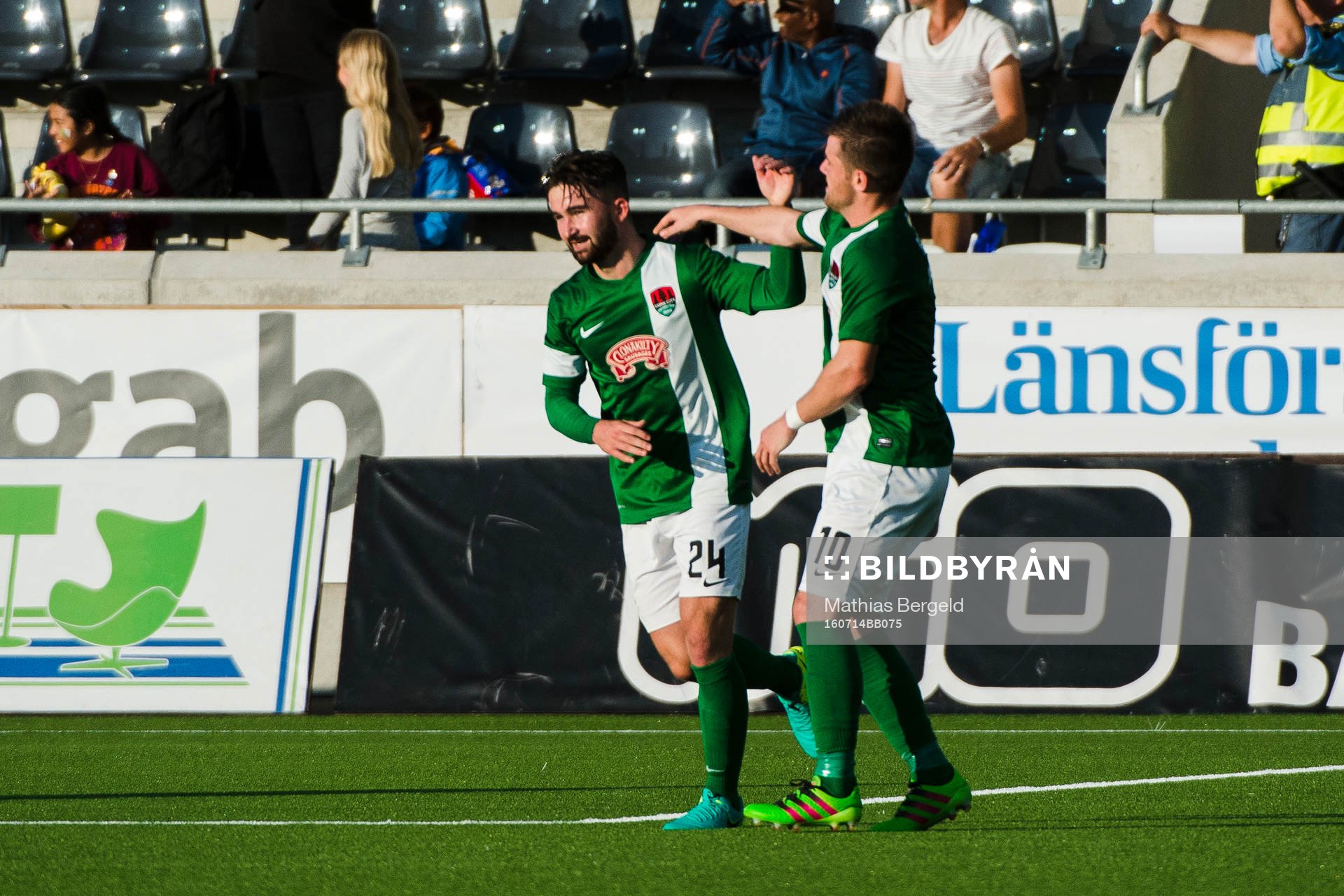 Målskytten till 0-1 Cork Citys Sean Maguire jublar med Steven Beattie under fotbollsmatchen i kvalet till Europa League mellan Häcken och Cork den 14 juli 2016 i Göteborg.