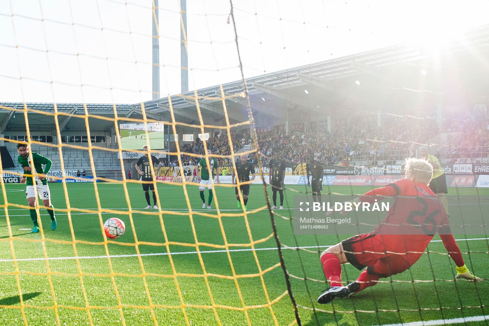 Cork Citys Sean Maguire gör 0-1 på straff under fotbollsmatchen i kvalet till Europa League mellan Häcken och Cork den 14 juli 2016 i Göteborg.