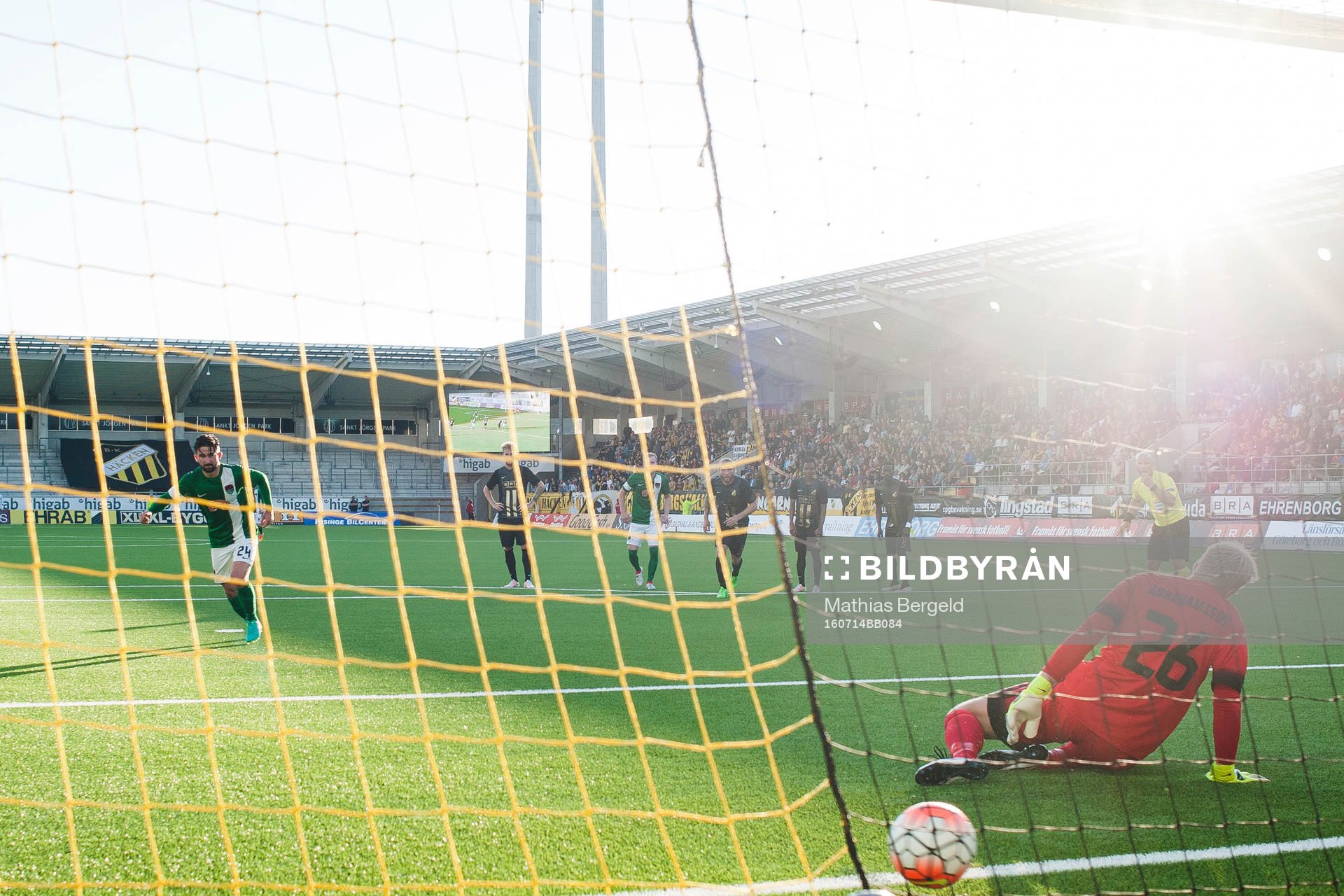 Cork Citys Sean Maguire gör 0-1 på straff under fotbollsmatchen i kvalet till Europa League mellan Häcken och Cork den 14 juli 2016 i Göteborg.