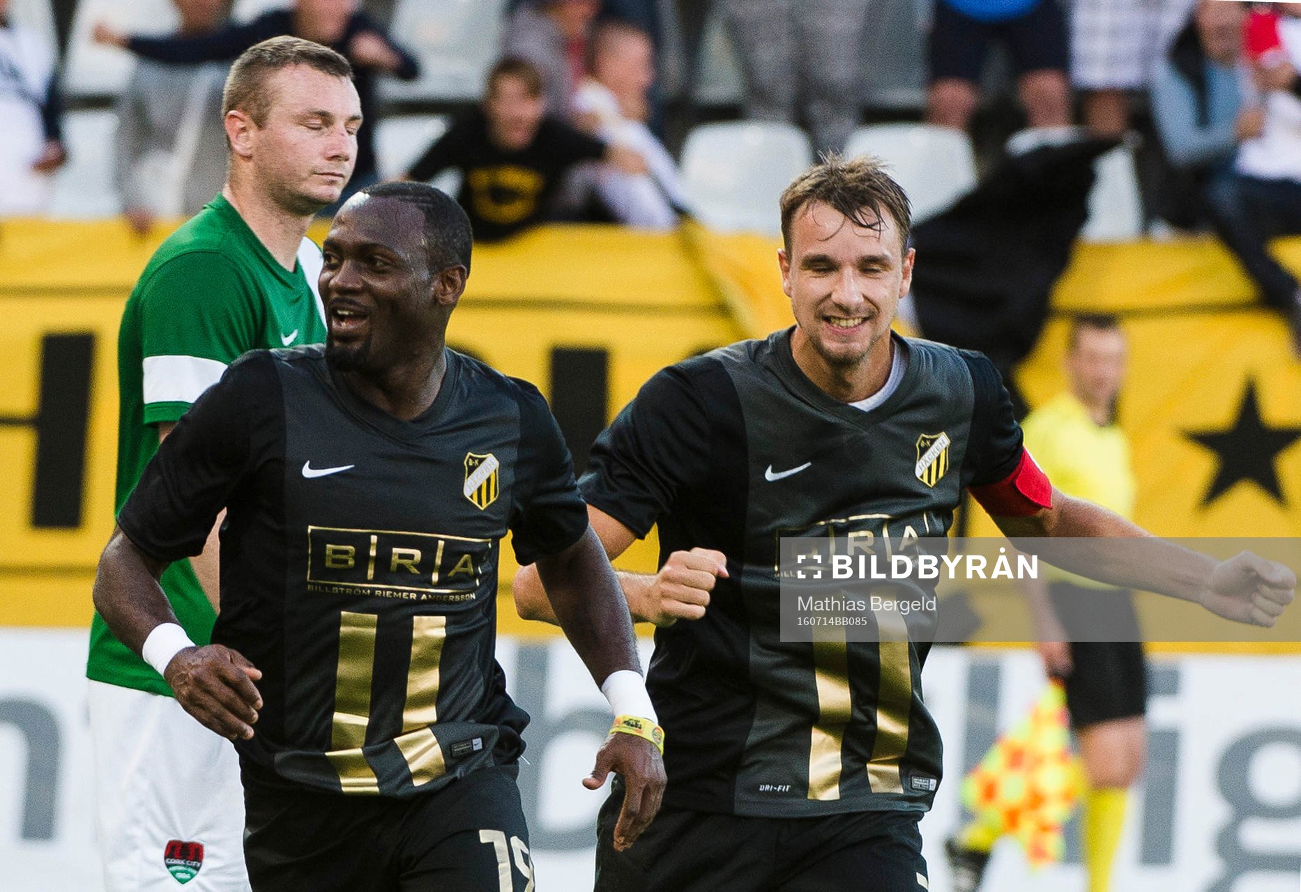 Målskytten till 1-1 Häckens John Owoeri jublar med Jasmin