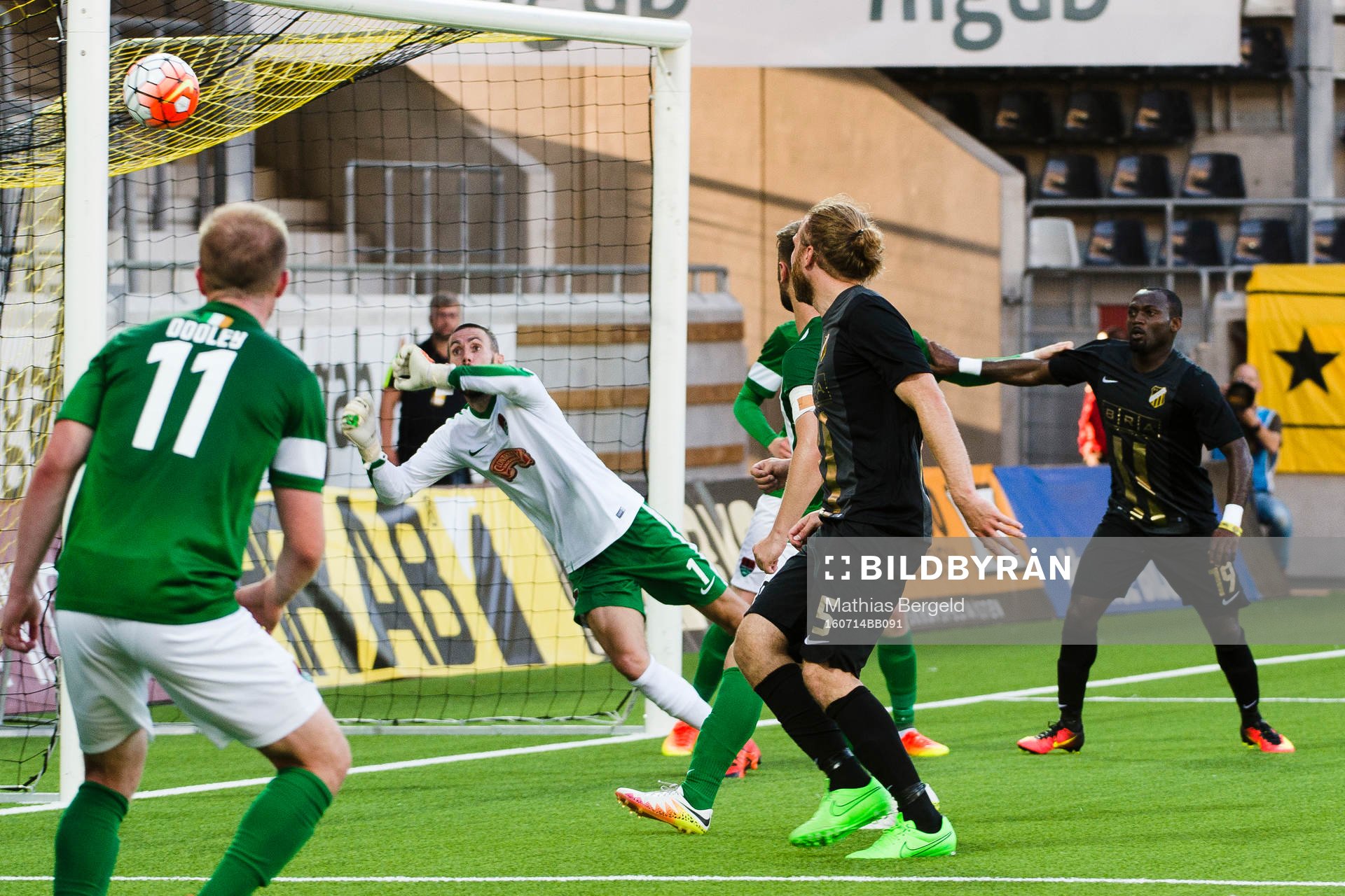 Cork Citys målvakt Mark Mcnulty med en räddning
