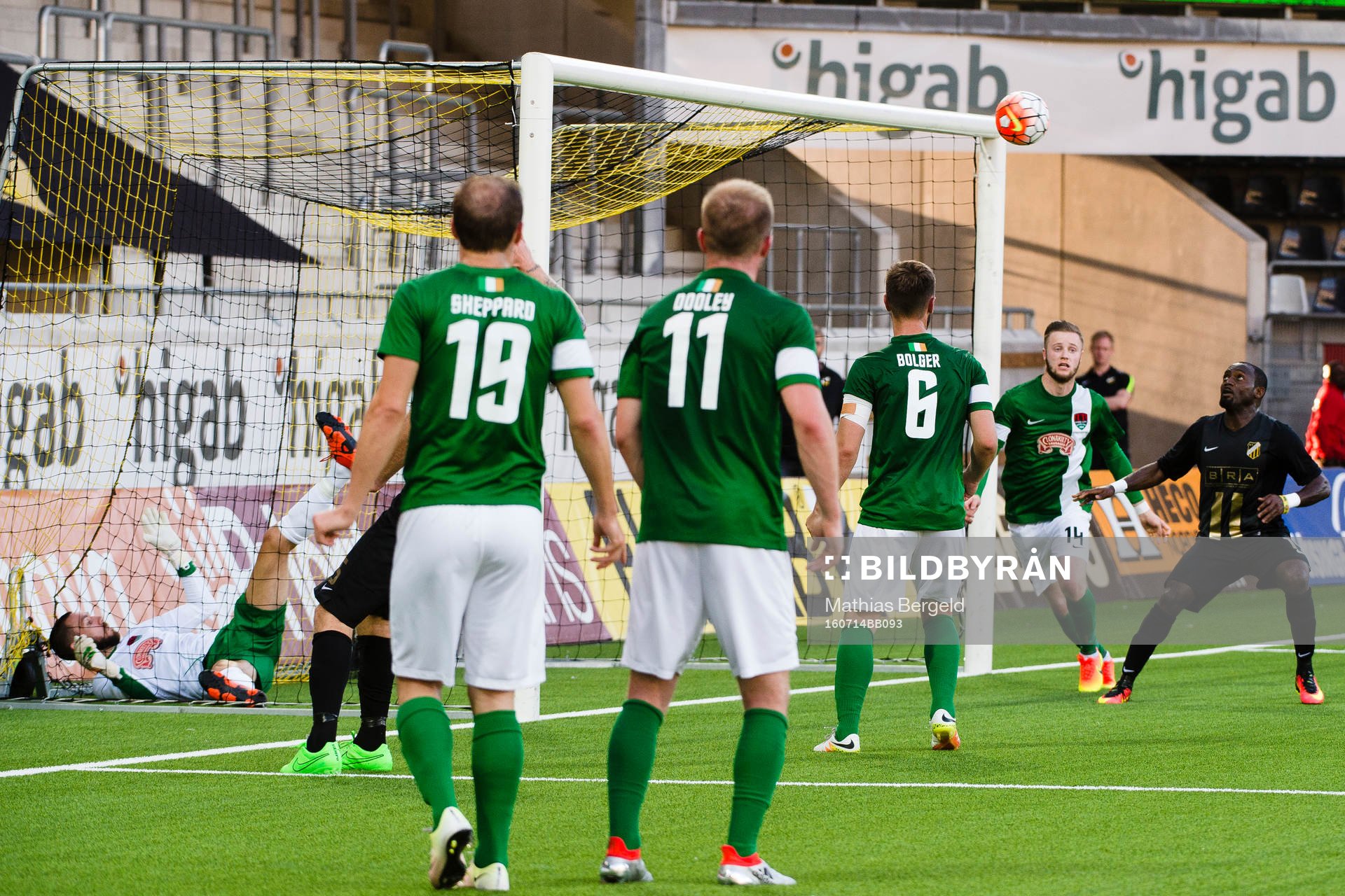 Cork Citys Greg Bolger och Kevin O´Connor ser Häckens