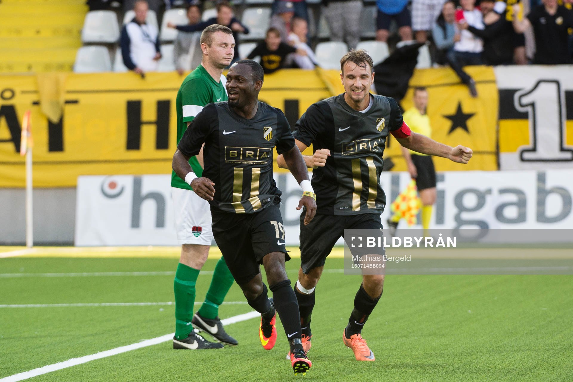 Målskytten till 1-1 Häckens John Owoeri jublar med Egzon Binaku under fotbollsmatchen i kvalet till Europa League mellan Häcken och Cork den 14 juli 2016 i Göteborg.