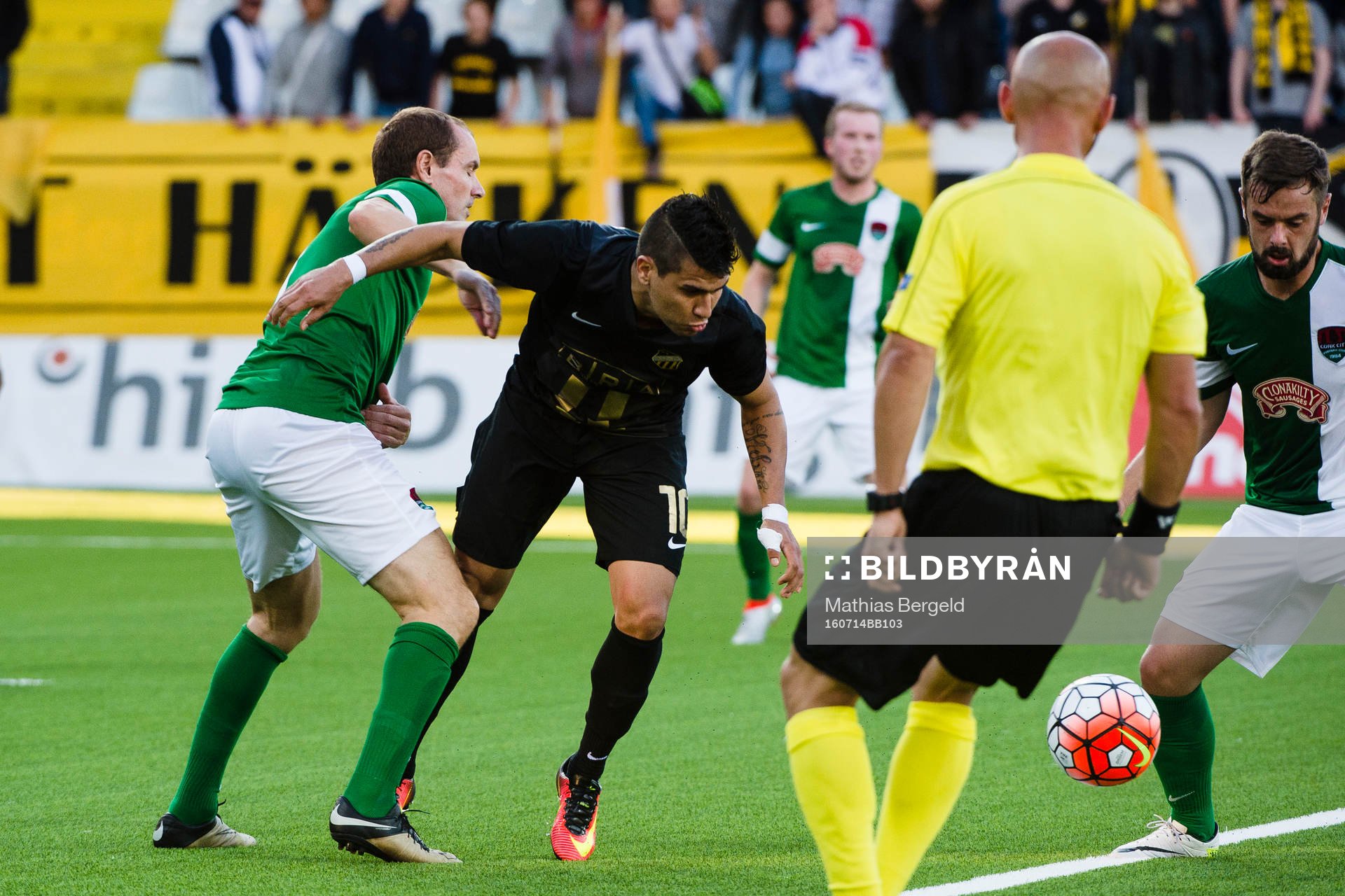 Domare Amaury ser en duell mellan Cork Citys Colin Healy