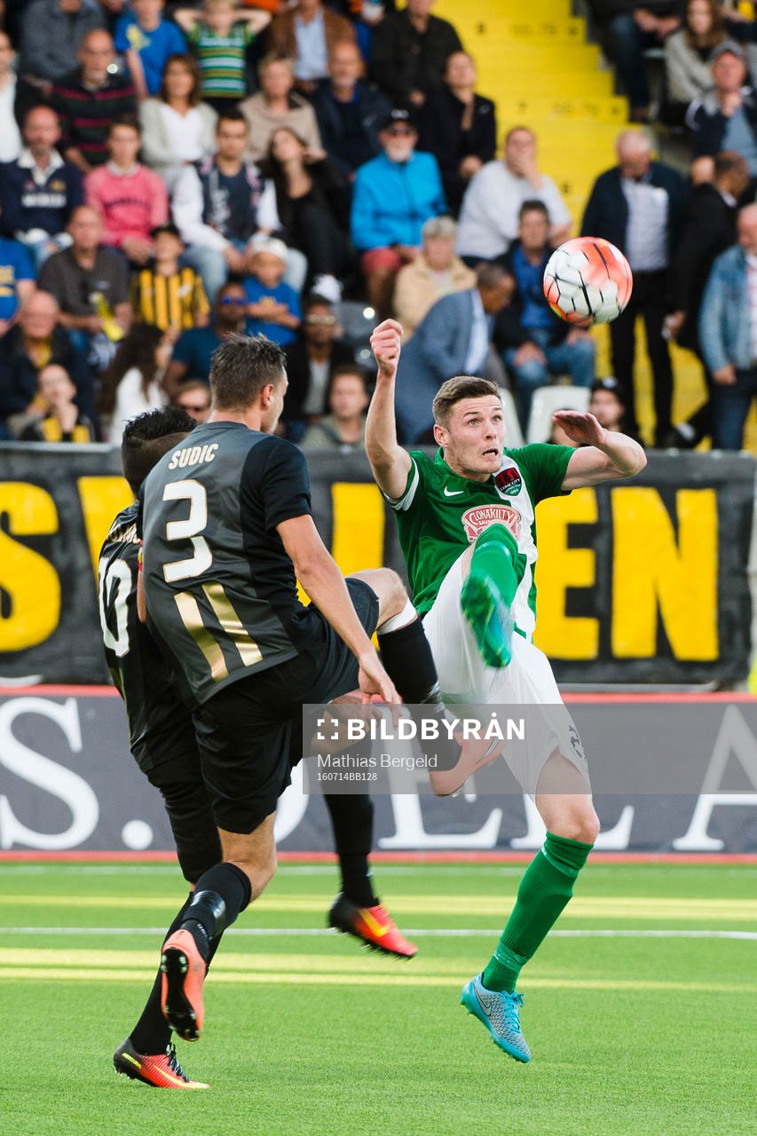 Cork Citys Garry Buckley och Häckens Paulo de Oliveira och
