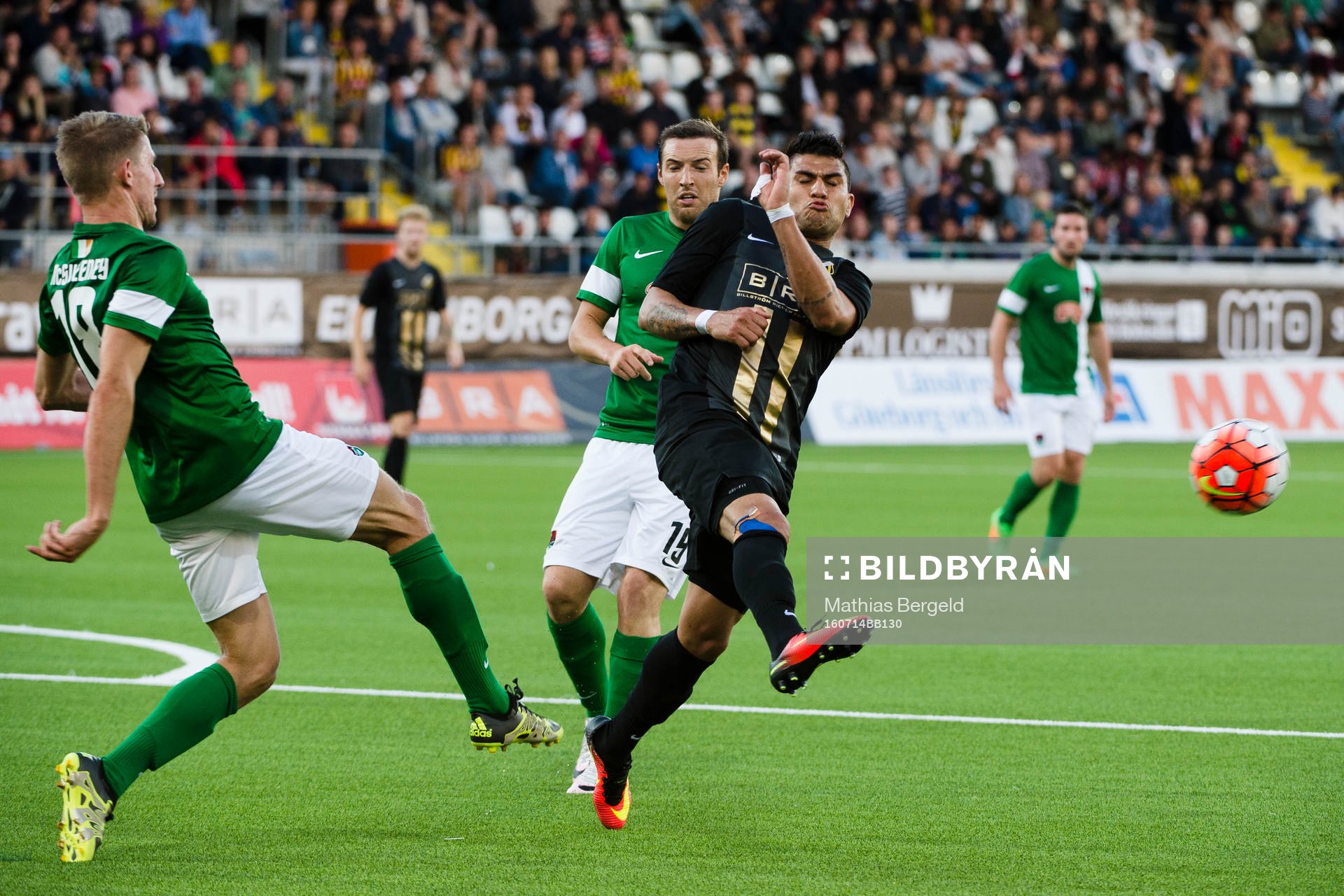 Cork Citys Michael McSweeney rensar undan bollen framför