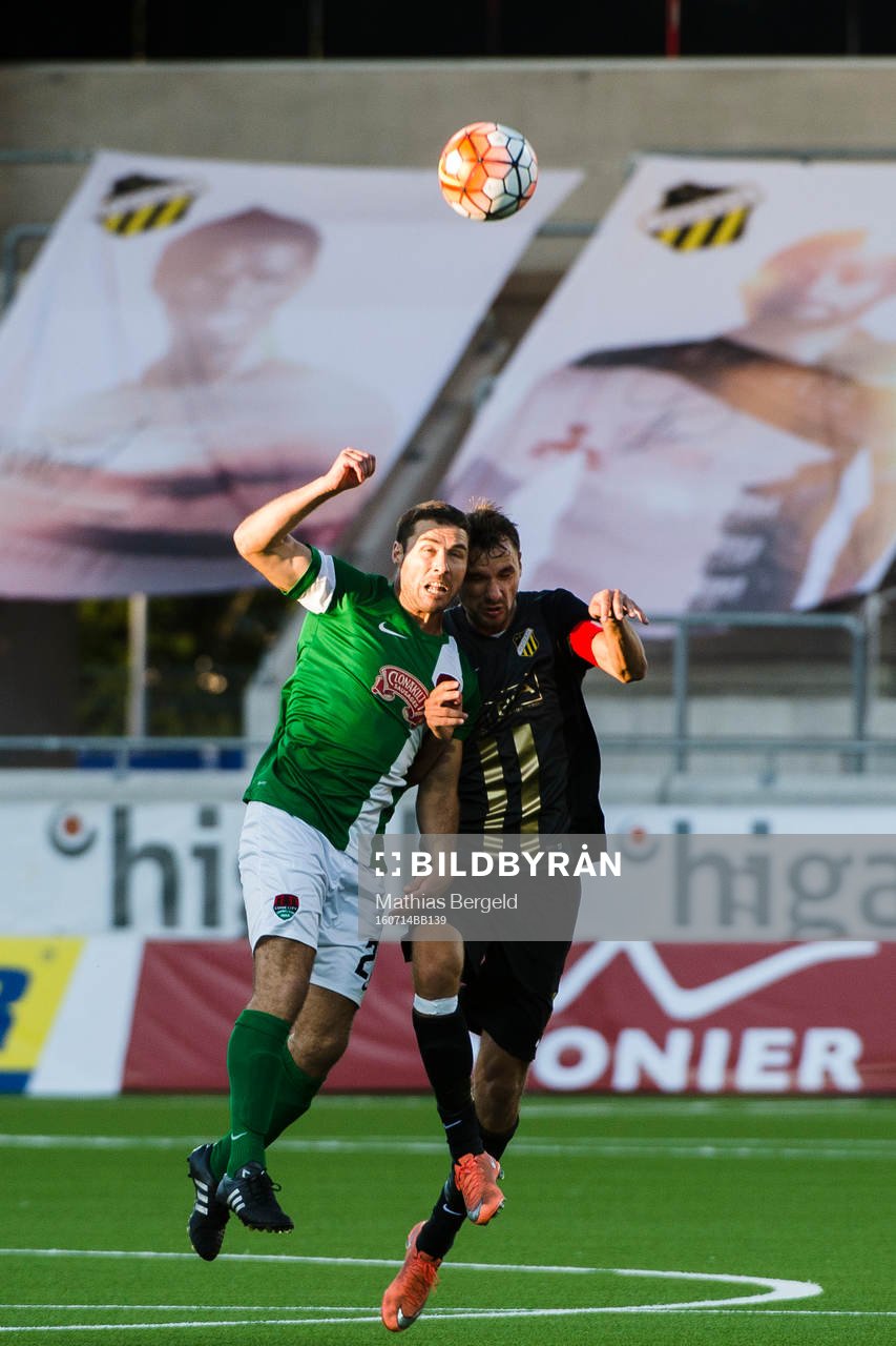 Cork Citys Mark O´Sullivan i nickduell med Häckens Jasmin