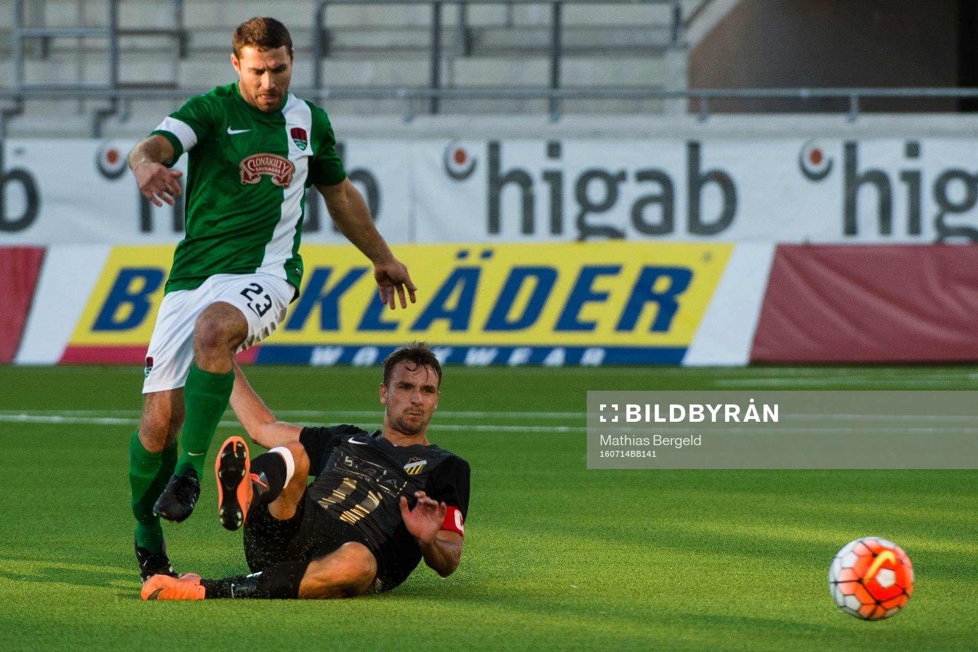 Cork Citys Mark O´Sullivan glidtacklat av Häckens Jasmin