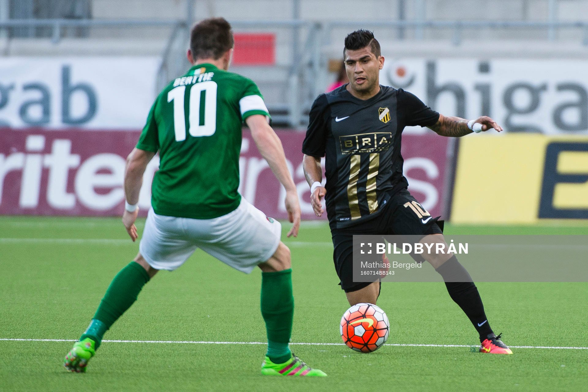 Cork Citys Steven Beattie försvarar mot Häckens Paulo de